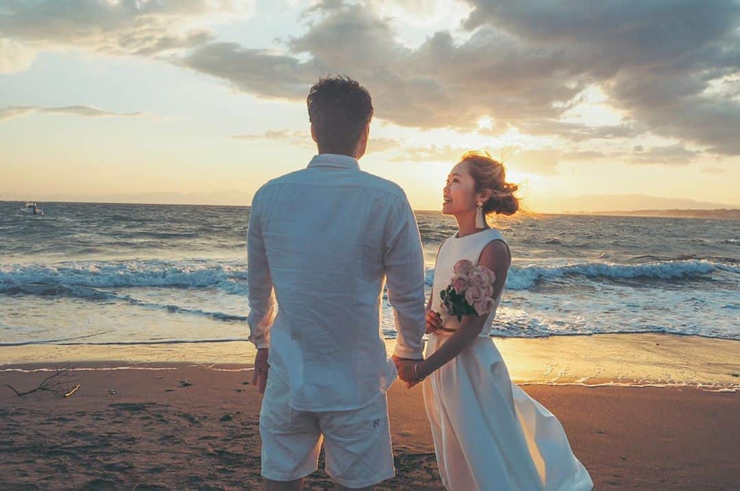 井村亜里香のインスタグラム：「2020.10.1🌹 今日は3年目の結婚記念日。 相変わらず忙しい旦那さんの仕事が 落ち着いたらお祝いしたいな〜🕊🥂 お花買ってきて欲しかったけど夢叶わず🤣笑 これからもめげずに言い続けよう！笑 ・ #wedding#weddingphoto #weddingphoto#beachphoto  #weddinghair#weddingdress  #花嫁#プレ花嫁#結婚式 #ウェディング#ウェディングフォト #ドレス#花嫁ヘアメイク #ビーチフォト#サンセットフォト #前撮り#前撮り写真」