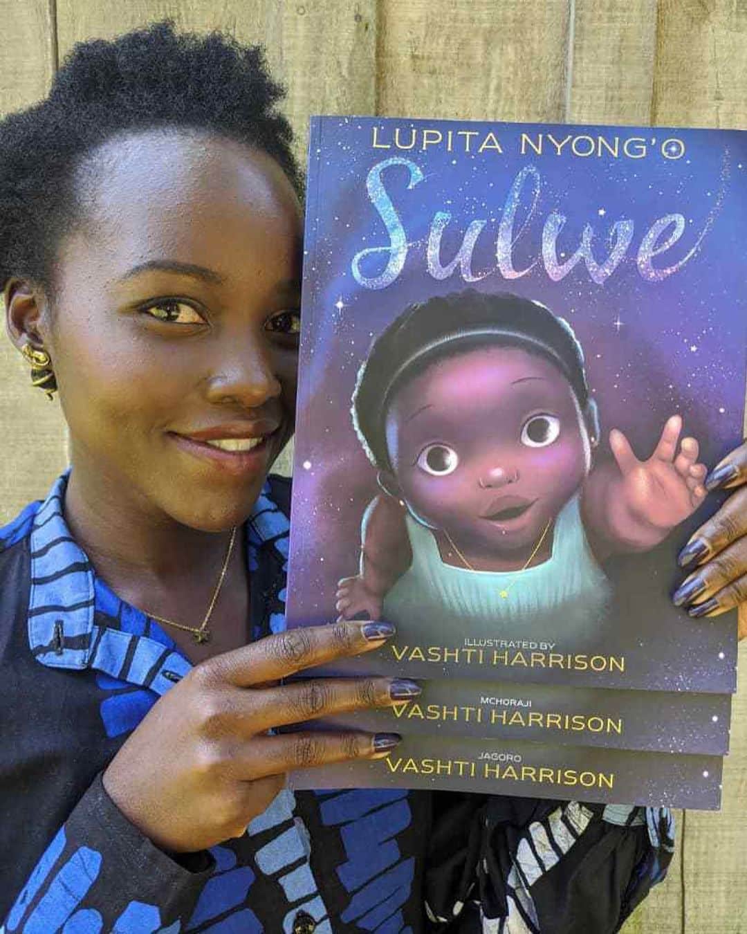 のインスタグラム：「#Sulwe is coming home, at last! You can now find editions in Kenya in English, Swahili and my mother tongue, Luo. My childhood inspired Sulwe's story. I hope the book's message can continue to travel the world for readers of all ages, but it's especially meaningful to bring it home! 🇰🇪 #BrightnessIsJustWhoYouAre #SulweHomecoming  Hatimaye, #Sulwe anakuja nyumbani! Hadithi ya Sulwe, iliyohamasishwa na maisha yangu ya utotoni, sasa inapatikana Kenya kwa matoleo ya Kiingereza, Kiswahili na lugha yangu pendwa, Kijaluo. Natumaini ujumbe wa kitabu hiki utaendelea kusambaa duniani kwa wasomaji wa rika zote. Hasa muhimu kuuleta ujumbe huu nyumbani! 🇰🇪   Gikone to #Sulwe koro gowo! Sani chapa mag bugni ma ondik gi dho Ngere, Oswayo kod dhowa, Dholuo, yudore Kenya ka. Sigand Sulwe owuok kuom ngimana kaka nyathi. Ageno ni kuku sigana ni biro landore e piny ngima to moloyo ne jo-Kenya. Amor sidang' ni Sulwe ochopo dala! 🇰🇪」