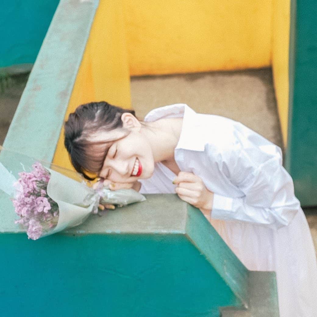 樋口花果のインスタグラム：「しあわせ〜😽🧡🧡 って顔してますね笑  今日も一日おつかれ様でした あっという間にもう10月、、！  今月も休み休み頑張りましょう✊🏻🍁🔥  #梅ヶ丘　#花束」