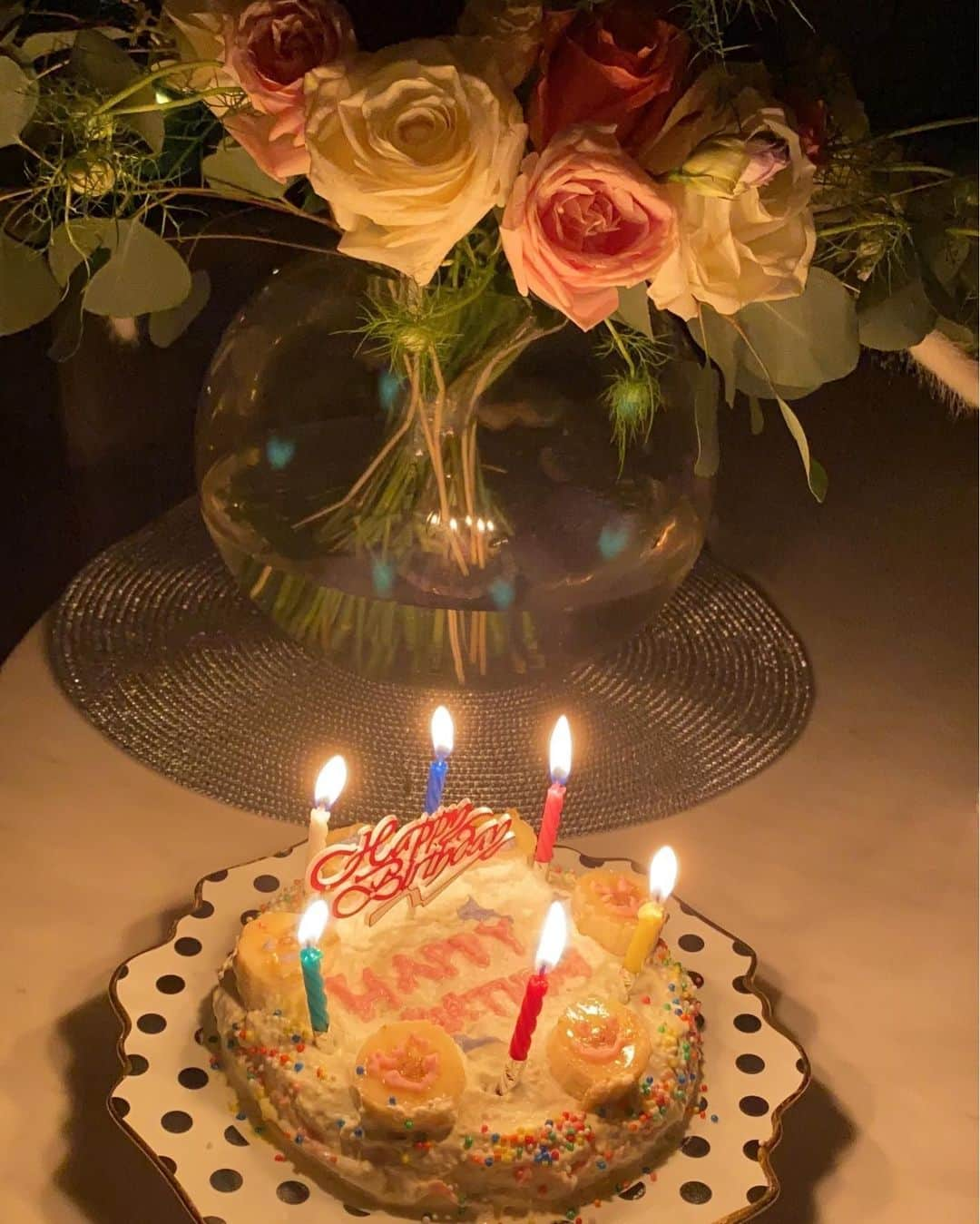 畑田亜希さんのインスタグラム写真 - (畑田亜希Instagram)「2020.09.29🎂My birthday  ・ 今年も手作りケーキ、メッセージカード💌どうもありがとう👧🏻👦🏻👧🏻💕 ・ リップとフェイスマスクも戴きました💄 ・ 色んな事が盛り沢山の1年だったけど、笑顔で健康でいられる事に感謝です☺️ ・ たっくさんのお祝いメッセージ、バースデーランチにプレゼント、本当に皆様どうもありがとうございました🥺🙏✨ ・ 今年1年も夢に向かって日々頑張って参りたいと思います❤️ ・ そして私のママ👩🏻いつも本当にどうもありがとう☺️ ・ #2020 #sg #singapore #cake #singaporelife #mybirthday #loveyou」10月1日 22時12分 - akihatada