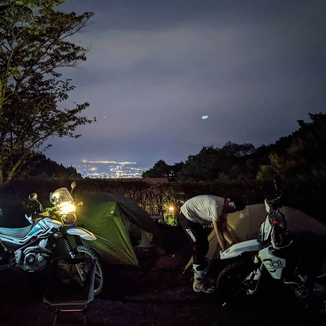 山下晃和さんのインスタグラム写真 - (山下晃和Instagram)「【MOTO&CAMP】おじさんモデル2人で乙女ツーリングに行って来ました  場所がそういう名前なんです  夜景が本当に美しく、富士山のシルエットがうっすらと顔を出し、焚き火のパチパチ弾ける音と、パチパチとキーボードの音がするキャンプです  僕も、ここぞとばかりにメールを返しておりましたが、まだ返せていないメールもあります。スイマセン…  でも、本当に遊びのキャンプは久々です（原稿仕事はしていましたよのアピール）  #ワーケーション #御殿場 #テン場 #モンベル #キャンプ #CAMP #温泉 #林道 #キャンプツーリング #TANAX #motofizz #キャンプテーブルシートバッグ #セロー #ツーリングセロー #セロー250 #serow #xt250 #焚き火 #さわやか #スクワット #絶対に諦めない  #夜景のキレイなキャンプ場 #夜景キャンプ #寒いけど #ライター #原稿 #山肌が美しい #YAMAHAが美しい」10月1日 22時12分 - travel_akikazoo