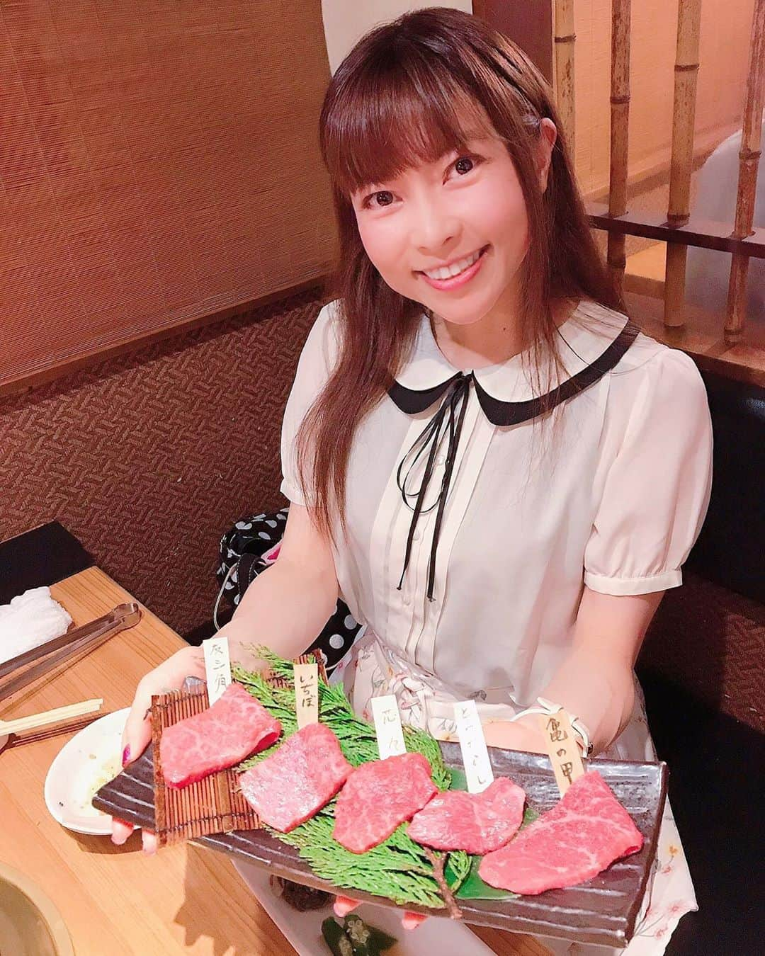 DJ MIYAさんのインスタグラム写真 - (DJ MIYAInstagram)「やっほぉにゃん💖こんばんは♪🌈  今夜は💖  『吟味焼肉　じゃんか　道玄坂店』さんで美味しいお肉食べてきたよぉぉーっ。💖   宮崎牛A5赤身肉を、本生わさびと堪能できるお店。20年前に日本初『元祖！本生わさびカルビ』を出したお店だそうでーす🌈💗  @yakiniku_janka  お店の方もお優しくて楽しかったぁー！！(^O^)💖  『吟味焼肉　じゃんか・厳選『赤身肉堪能』コース!!』  １、冷菜5点盛り ２、包み野菜（サンチュ食べ放題！） 自家製の、甘辛のお味噌と新鮮なにんじんや、大根など嬉しいっ♪  ３、生タン塩  柔らかくて驚きーにゃのー！！コリッコリぃ♪   ４、赤みロース焼きしゃぶ！（卵と一緒に！） 美しいお肉のフォルム&断面図♪  さらっと3秒ずつ網の上で炙るだけでいただけちゃうーっ。ふっくらとしたたまごにくぐらせて、とっても美味しーい！  なめらか♪   ５、元祖！本生わさびカルビ（日本初！！）  すりたての、本生ワサビに、焼きたてのお肉をつけて、めっちゃ美味しーい！！！！🌟  ６、赤身『御殿（5点）』盛り 亀の甲、とうがらし、しんしん、いちぼ、友三角など、とーっても上質なのぉぉー！   ７、ハラミ塊焼き（160g・ボリューム満点！） すごーぉい！！塊だよーぉ💖 網の上で、15分じっくりと焼いてだんだんとしまってくる様子がうかがえましたぁ。  うんうん💖最高の旨みでござるよーぉぉ♪   ８、盛岡冷麺  お上品な器に盛り付けられた、コシのある麺が止まらなくなる冷麺♪💖   ９、選べるアイス13種♪ いちごの🍓アイスで🍓さっぱりきゅーん🍨  本当に、宮崎牛の魅力いっぱぁーいいただけるコースでしたぁ💗素晴らしくて感動しちゃったあ♪🌈  接待、歓送迎会、記念日、お誕生日、特別な日などにぴったりです♪(^○^)  年中無休で昼12時から営業中！💖  渋谷駅から近いから、ほんと行ってみてねー！！💖  本日は、素敵な時間をありがとうございました😊(o^^o)  #じゃんか #道玄坂店焼肉 #本生わさびカルビ #渋谷肉 #赤身が好き #かたまり肉 #生タン #pr #トリドリベース #渋谷焼き肉 #渋谷焼肉 #肉デート #渋谷居酒屋 #渋谷駅 #渋谷グルメ #インスタグラマー #インスタグラマー #旅インスタグラマー #グルメインフルエンサー #グルメ #グルメ好き #グルメ女子 #食レポ #今日のコーデ #今日のメイク #ファッション好き #フィットネス女子 #筋肉女子 #ランニング女子　#gotoeatキャンペーン #gotoキャンペーン」10月1日 22時23分 - dj_miya