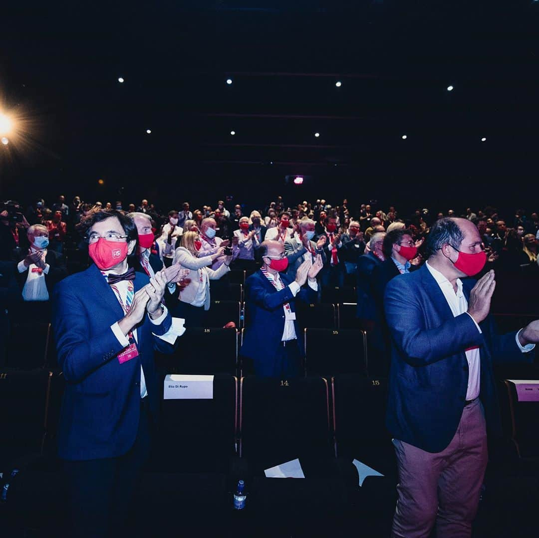 エリオ・ディルポさんのインスタグラム写真 - (エリオ・ディルポInstagram)「En congrès de participation, nous avons ratifié l'accord de gouvernement et validé la participation du @psbelgique à une coalition fédérale #Vivaldi. Je tire mon chapeau à @paul_magnette pour le travail accompli et les avancées sociales qu'il a obtenues. En avant désormais !  #BeGov #Social #PS #Gouvernement #ElioDiRupo #photooftheday」10月1日 22時17分 - eliodirupo