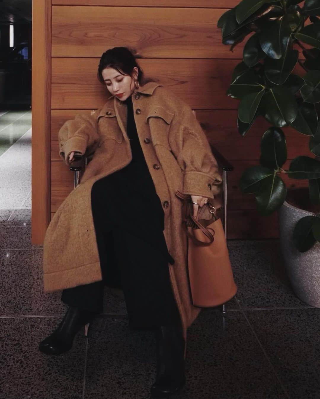 JUNNAのインスタグラム：「本日もインスタライブへのご参加 ありがとうございました☺️  今週の私の推し"たぽっと"アウター✨  #ウォームロングシャツコート  やっぱり🐻ベージュも可愛い...  リップはアディクション。 マスクにつかないから本当に重宝している  #2020ETRE_AW  【新作発売スケジュール】 📍ルミネ新宿店　毎週木曜日 📌ETRÉ TOKYO  毎週木曜日19:00 📌ZOZOTOWN  毎週金曜12:00 📌ELLESHOP  毎週土曜19:30  #ヘアスタイル #ヘアアレンジ #カジュアル #ミディアムヘア #ミディアム#アディクション #秋メイク#オレンジ#ブラウン#ベージュ#カジュアル #大人カジュアル#秋#アウター #🐻#bottegaveneta #loewe #ロエベ #秋服 #ニット#156cm#etretokyo#loewe#エトレコート」