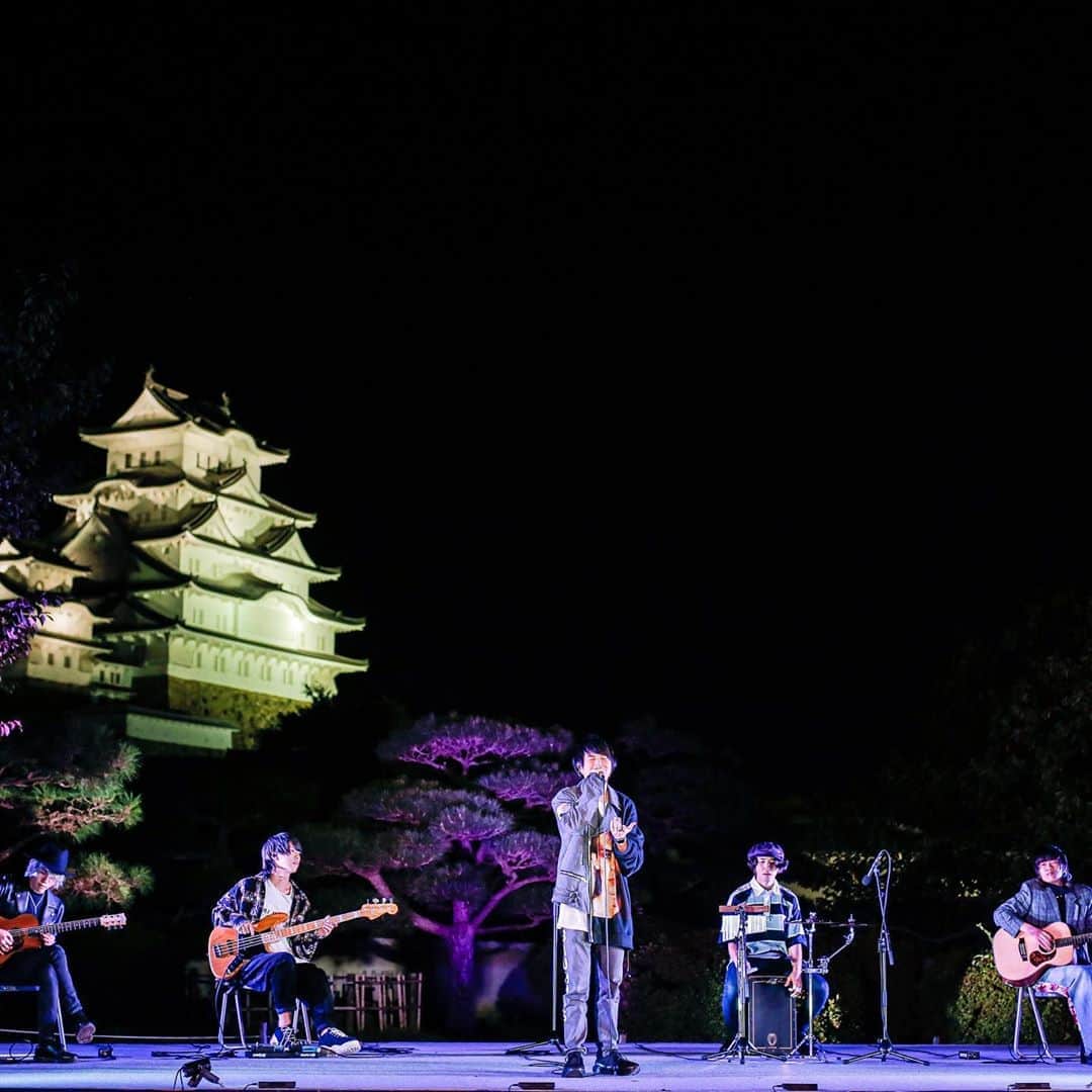 竹中雄大さんのインスタグラム写真 - (竹中雄大Instagram)「地元姫路でアコースティックライブ生配信 世界遺産姫路城をバックに貴重な時間を過ごさせていただいて本当に幸せでした。 観ていただいた皆さんいかがでしたか？？ 「観月会」楽しかった〜。姫路大好きだぁ〜。 沢山観てくれてありがとうございました！  次のライブは遂に久々の有観客ライブ！！ 10月10日(土)大阪 万博公園にて 「OSAKA GENKi PARK」出演します！ 忘れられない最高の時間を過ごしましょう！！  Photo : @junpeihiyoshi  #Novelbright #観月会 #姫路城 #himeji #castle」10月1日 22時19分 - yudai_vo