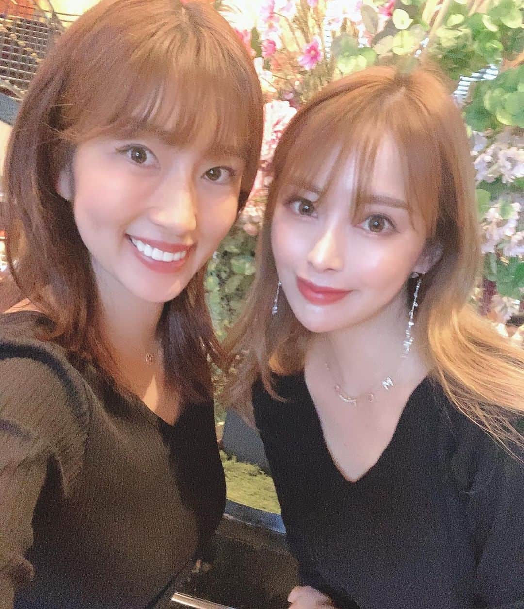 のインスタグラム：「可愛い子大好き😘💕 こうやって写真見ると毎日色んな友達と会ってるなぁ、、笑 ももえちゃん、みさちゃん、愛子ちゃん、なるみちゃん、いよちゃん💓 みんなに共通することはとにかく明るくてポジティブ❣️負のオーラゼロ！笑 みんな目がイキイキしてる🥺 たまに可愛くても目が笑ってなかったり目が死んでる子とかいるけど、そういう子はすぐに分かる🤣 私、女子校だっし、芸能やったいた時も女子だらけだったし、弊社スタッフも全員女性✨ 女子の見る力は人一倍あるよ☺️もちろん最初は分からなかったり、この子とは合わないなぁって思うようになる時もあるけど、来るもの拒まず、去る者追わずな性格だから、結局ずっと一緒にいる子たちって限られてくるし、一瞬で去っちゃう人もいるけど、それはご縁がなかったんだなぁ、、って思うようにしています☺️ご縁がある人だけずっといればいいしね^_^ 何が言いたいかって言うと、今日10月1日はポジティブスターヨガ、お店オープンして丸10年がたちました🌟 最後の写真は10年前の立ち上げメンバーなんだけど、みんなと今も定期的に会ってるなぁって🥺みんなお母さんになって子供いるから働いてはないけど、ママ友として仲良しだったり、常に近況報告し合って大切ない仲間たち^_^ 今いる子たちとも10年後も仲良くしていられるといいなぁ🥰」