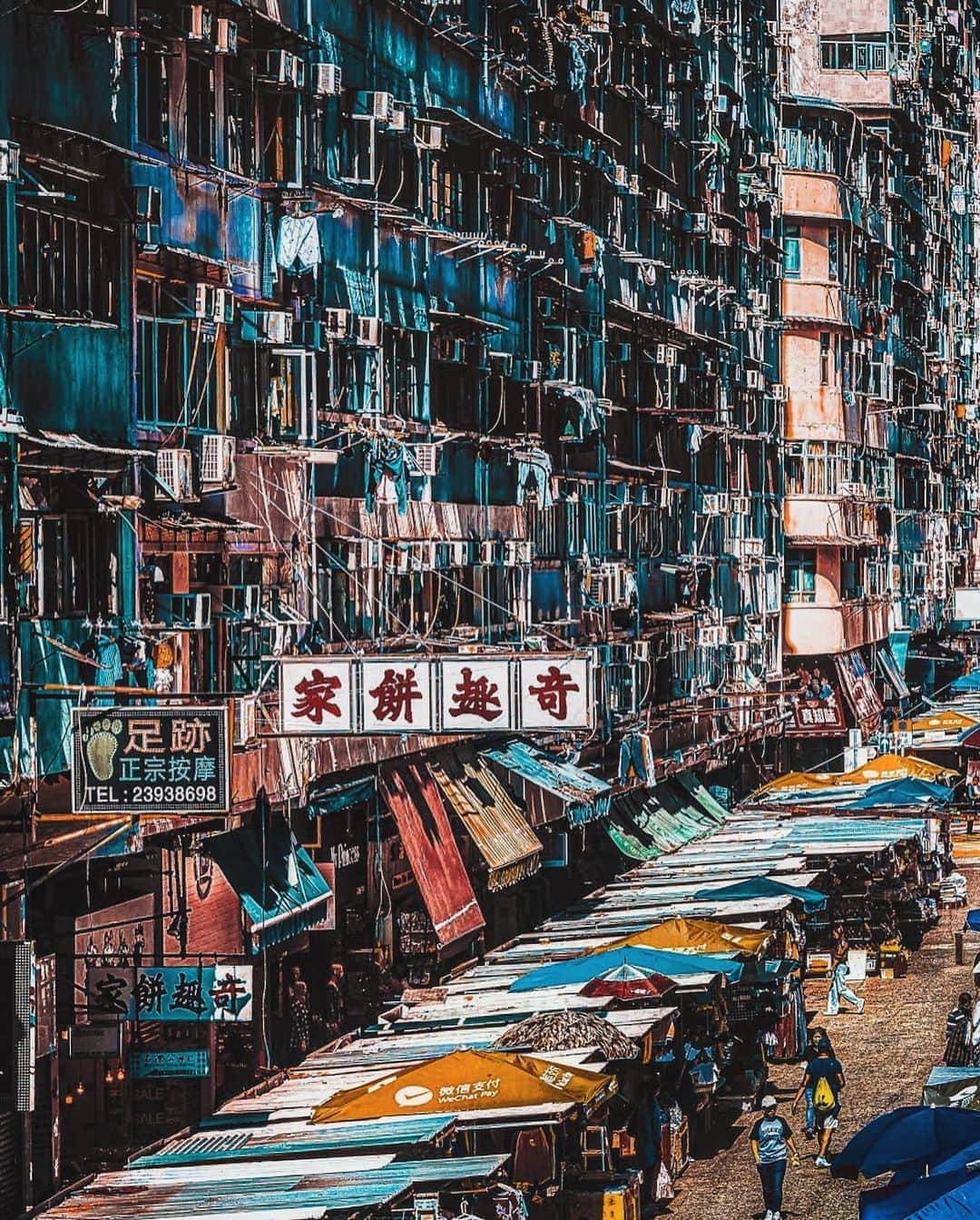 HAYAMI HANNAH ハナさん ど田舎のインスタグラム：「🇭🇰Fa Yuen Street  　 花園街    #hayamihannah  #Picsofhk #香港 #Sonyimagegallery  #discoverhongkong #instameethk⁠ #awesomehongkong  #hongkongphotography⁠ #unlimitedhongkong  #exploringhongkong⁠ #hongkongstreets  #hongkongnight  #hongkong  #hongkonglifestyle #Hongkonginsta  #hongkongstreetphotography⁠ #visualhongkong  #reframinghk  #travelphotography  #sonyimages #moodygrams⁠  #Adorama  #way2ill #yourshotphotographer  #localiiz  #HongKongGuide #TimeOutHK #capitalshooters  #Cityphoto_HongKong #Monstermoods」