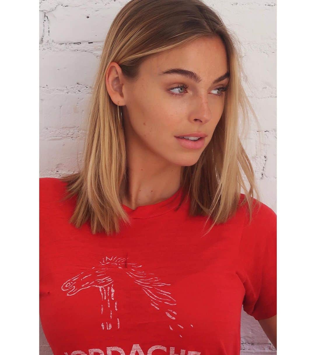 Elizabeth Turnerのインスタグラム：「good morning 🥀🌹」