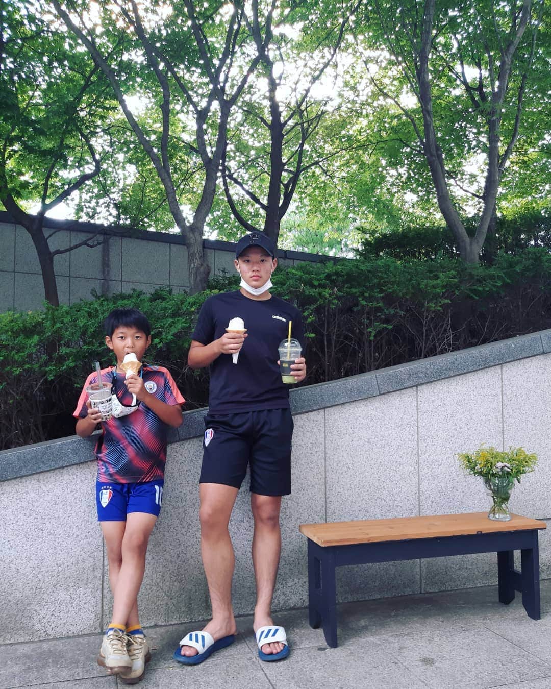 のインスタグラム：「사랑이넘치는 한가위 되세요🌕🌾 건강하게 행복하게 노력하기🎑 해피 추석💕 中秋の名月ですね🌕🌾 願い事 叶うかな🙏 健康に気をつけて  元気にお過ごしくださいね💕 #満月#緑茶ラテ#タピオカミルクティー #カルビタン#ショートケーキ#ハンボク #명절#추석#송편#moon#🌕」