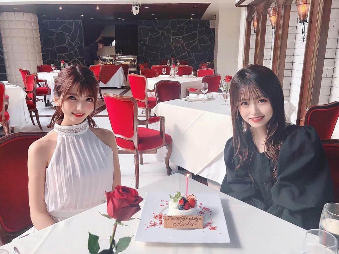 岡田栞奈のインスタグラム：「先日明日香のお誕生日ランチに 行ってきました(*´﹃｀*)❤︎  かれこれもう出会って9年。。。 毎年おめでとうって言える仲で これからもずっと居たいなー✨  23歳も一緒に色んなとこ お出かけしましょー🥳🎶 #お誕生日おめでとう #14歳からの仲 #9年長い #お婆ちゃんになっても仲良くしてね👵💕」