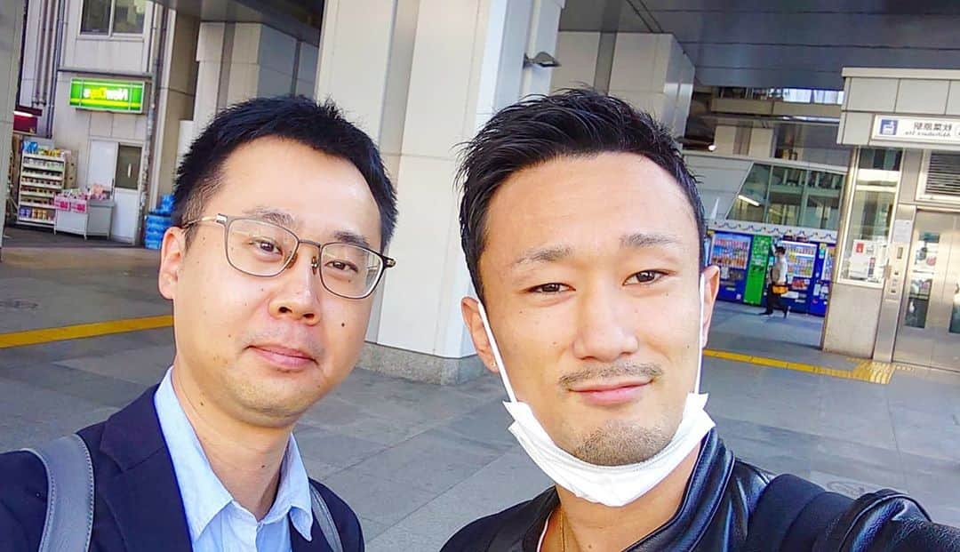 梅野源治のインスタグラム：「幼馴染の松本 現役で東大に受かって、卒業後は東大院へ✍️　天才😂　 転職して、今月から金沢へ 食事しながらいろいろと話せて楽しかったし勉強になった😄  また金沢まで会いに行くぜ #東大で博士になった男」