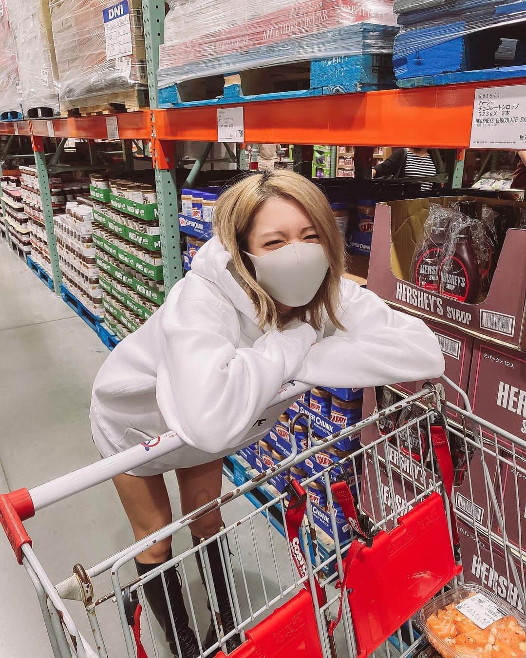 DJ CHI☆MEROのインスタグラム：「.﻿ 愛用してるchillin'の新作パーカー🕊﻿ 12ozであったかいし﻿ フードも立つのがお気に入りダス。﻿ いつもありがとうございます💓﻿ ﻿ ﻿ ﻿ #outfit 【 @highflyer.kashiwa 】﻿ .﻿ .﻿ .﻿ #chillin#shopping#costco#セレクトショップ#千葉#柏」