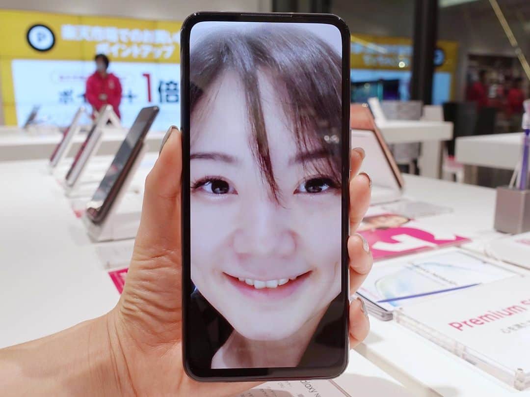 Ayanoのインスタグラム：「The world's first in-display front camera smartphone, ZTE Axon 20 5G just launched in Japan. Exclusively at Rakuten mobile. 世界初のインディスプレイカメラスマホでセルフィー😆🤳✨画面下に隠れてるカメラ見つけた👀 #楽天モバイル #RakutenBIG」