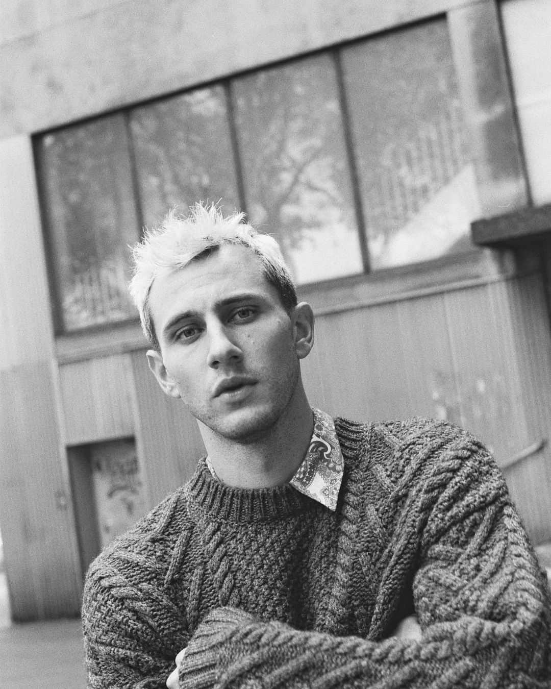 メリンダグロスのインスタグラム：「The SCOTT sweater was inspired by children’s knitwear. We exaggerated the scale of the pattern to make it very graphic. It exists in an ideal winter palette, charcoal, off white and dark red.  You can wear it with a Paisley Saint Germain shirt to fit your romantic mood.」