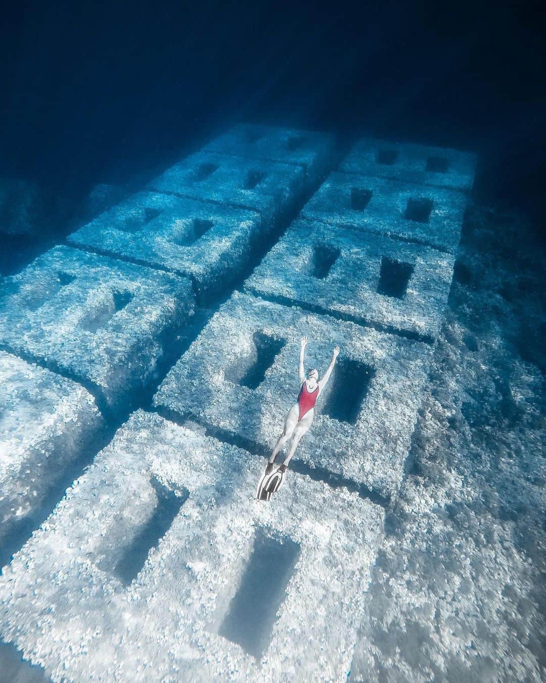 goproさんのインスタグラム写真 - (goproInstagram)「Photo of the Day: Poseidon's power plugs, sunken toasters, or something else? 🧜‍♀️ @aina__panda + @danflorit ⠀⠀⠀⠀⠀⠀⠀⠀⠀ @GoProES #GoProES #FreeDiving #UnderwaterPhotography」10月1日 22時38分 - gopro
