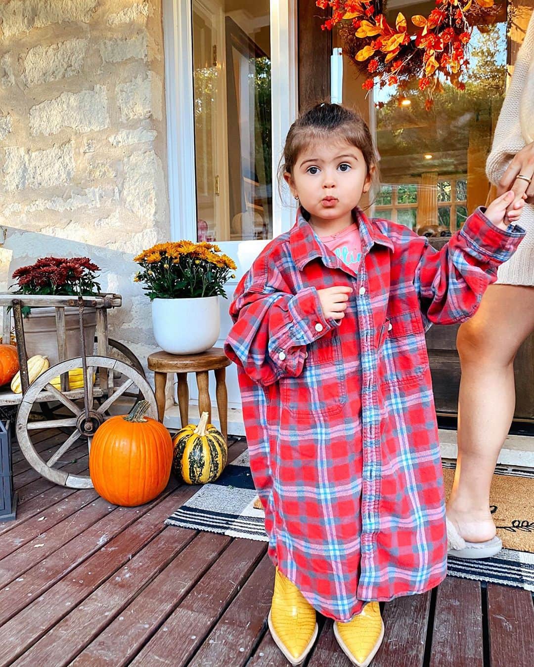 Sazan Hendrixさんのインスタグラム写真 - (Sazan HendrixInstagram)「Someone thinks I’m letting her leave the house wearing daddy’s flannel and mama’s boots over her PJ’s. 🤣 Not sure this is school appropriate, girl. Let’s try again. 😭🍁 (the compromise? Letting her walk outside & snap a pic since she felt cool) #icant #momlife #2goingon20 #fallstyle #goodmorning」10月1日 22時42分 - sazan