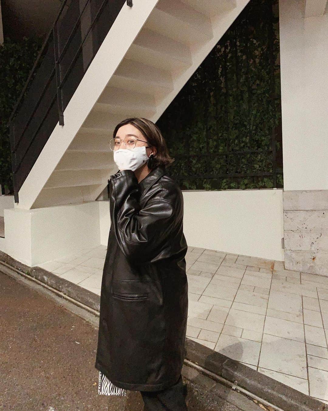 のインスタグラム：「🌘夜の白金台🌒 @parafuseofficial 4thanniversary🎉 partyへ行ってきたよ🎈 . . コーデに合わせてカッコいいマスク🌚 @contribute_baby  ✍️セラマスク抗菌銅繊維マスク 今まで体感した事ない付け心地。 特殊加工で顔にフィットして、伸縮性もあるし、洗える（大事）から重宝してる！！partyでも何そのマスク。って聞かれたよ〜🙆🏻‍♀️🖤🖤🖤 @contribute_baby にURLがあって、初めてのお買い物の方限定300円OFF🙏🏼 とにかくフィット感が凄いです😷🖤 . . #セラマスク #抗菌銅繊維マスク #抗菌マスク #洗えるマスク #銅マスク #布マスク #アメリカ製 #お洒落マスク #抗菌 #PR . . 久しぶりの夜のお出掛け、短時間だったけどとてもとても楽しかった🌚🎉」