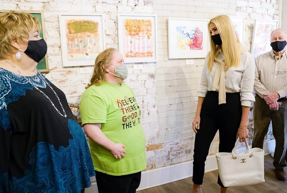 イヴァンカ・トランプさんのインスタグラム写真 - (イヴァンカ・トランプInstagram)「Back in the beautiful state of North Carolina today!‬  ‪✨Visited 3 small businesses run by Holy Angels, a non-profit that supports + provides job opportunities for those differently abled   ✨Met Cheryl, an artist and employee of Holy Angels, and purchased one of her amazing pieces for my home‬  ‪✨Spoke to North Carolinians who are ready for #4MoreYears of @realdonaldtrump!‬ 🇺🇸」10月2日 4時20分 - ivankatrump