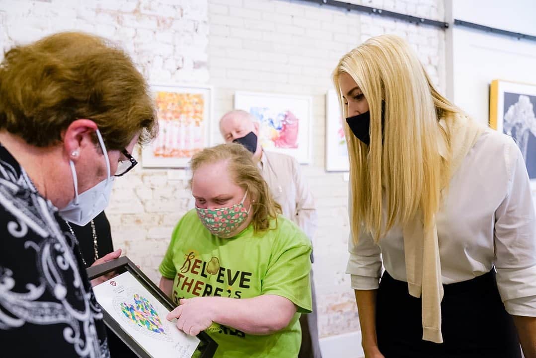 のインスタグラム：「Back in the beautiful state of North Carolina today!‬  ‪✨Visited 3 small businesses run by Holy Angels, a non-profit that supports + provides job opportunities for those differently abled   ✨Met Cheryl, an artist and employee of Holy Angels, and purchased one of her amazing pieces for my home‬  ‪✨Spoke to North Carolinians who are ready for #4MoreYears of @realdonaldtrump!‬ 🇺🇸」
