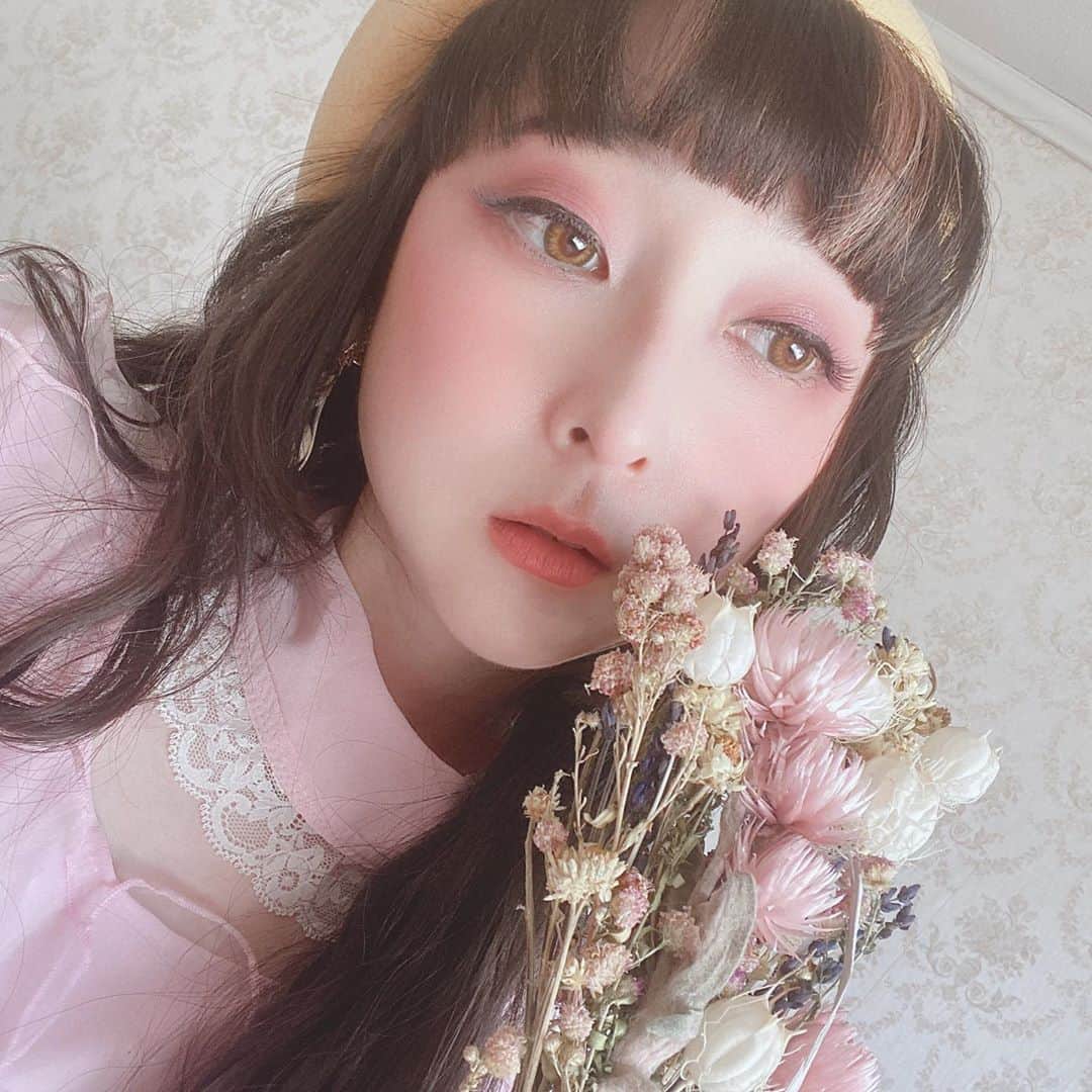 のインスタグラム：「Dry flowers 💐✨ドライフラワー💐✨ by #ewpharmacy  Finally taking home the dry flower swag I made on NHK @kawaiiiofficial last month 💘 can’t wait to put it in my room✨ it smells so pretty, too!  先月NHK kawaii international の番組で作ったドライフラワーのスワッグ今日連れて帰れる💘すごいいい香りしてて部屋に飾るのを楽しみにしてる！✨ . . 番組ここでみれます！ Watch the episodes here!  bit.ly/NHKkawaii  . (Featured on “Planting Seeds of Joy: Plant Life at Home” episode!) . . #ootd Dress: #barrackroom Hat: #sugarorsweet  HMUA: @nami5757  . . #rinrindoll #japan #tokyo #harajuku #japanesefashion #tokyofashion #harajukufashion #東京 #コーデ #今日のコーデ #原宿 #ビンテージ古着 #ビンテージファッション #古着 #古着コーデ #ドライフラワー #dryflower #vintage #vintagefashion #remake #リメイク #秋コーデ #autumnfashion」