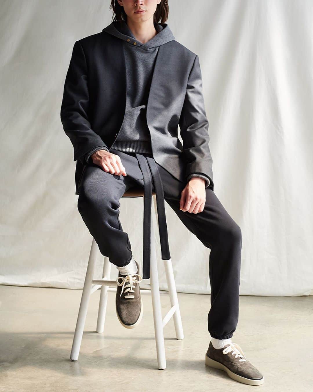 MR PORTERのインスタグラム：「Though @fearofgod boss Mr Jerry Lorenzo and @zegnaofficial’s creative director Mr Alessandro Sartori approach their collections in very different ways – what one might have, in days gone by, rather arbitrarily filed under contemporary vs classic – at the heart of what they both do is a commitment to quality and craft. One might sell sweats and the other suits, but what they’re really engaged in is an ongoing dialogue about how we go about defining luxury fashion today. The outcome? A truly harmonious hybrid line that provides the fullest answer to that question yet. Tap the link in bio to read our exclusive interview with the designers behind 2020’s most-talked about collaboration #MRPORTER」