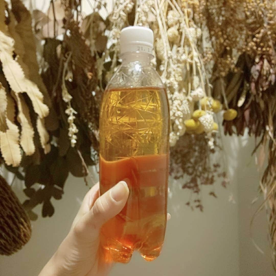 藤原宏美（ひろみん）さんのインスタグラム写真 - (藤原宏美（ひろみん）Instagram)「【ペットボトルの水にセットするだけ】  何度かご紹介していますが、 香りがとっても良くて、ほんと好き😍  蒸気を使うことであえて発酵を止める、日本茶のような製法で作られた 【生葉（ナマハ）ルイボスティー】♥️  お茶の郷、静岡で作られています。  ルイボスティーの中でも、 オーガニック認証を取得した 最高級グレードの茶葉が100%使われていて、  ポリフェノールが多く、 抗酸化力も高いみたい✨  ペットボトル専用のティーバッグで、 簡単に美味しいお茶が出来るのも嬉しいな😊  @rooibostiger   #タイガールイボスティー #ルイボスティー #生葉ルイボスティー #オーガニックルイボスティー #オーガニック生活 #ノンカフェイン #monipla #rooibosTIGER_fan #藤原宏美 #organic #日本茶感覚 #ティーバッグ #美容 #美 #beauty #美味しいお茶」10月1日 22時53分 - hiromint7