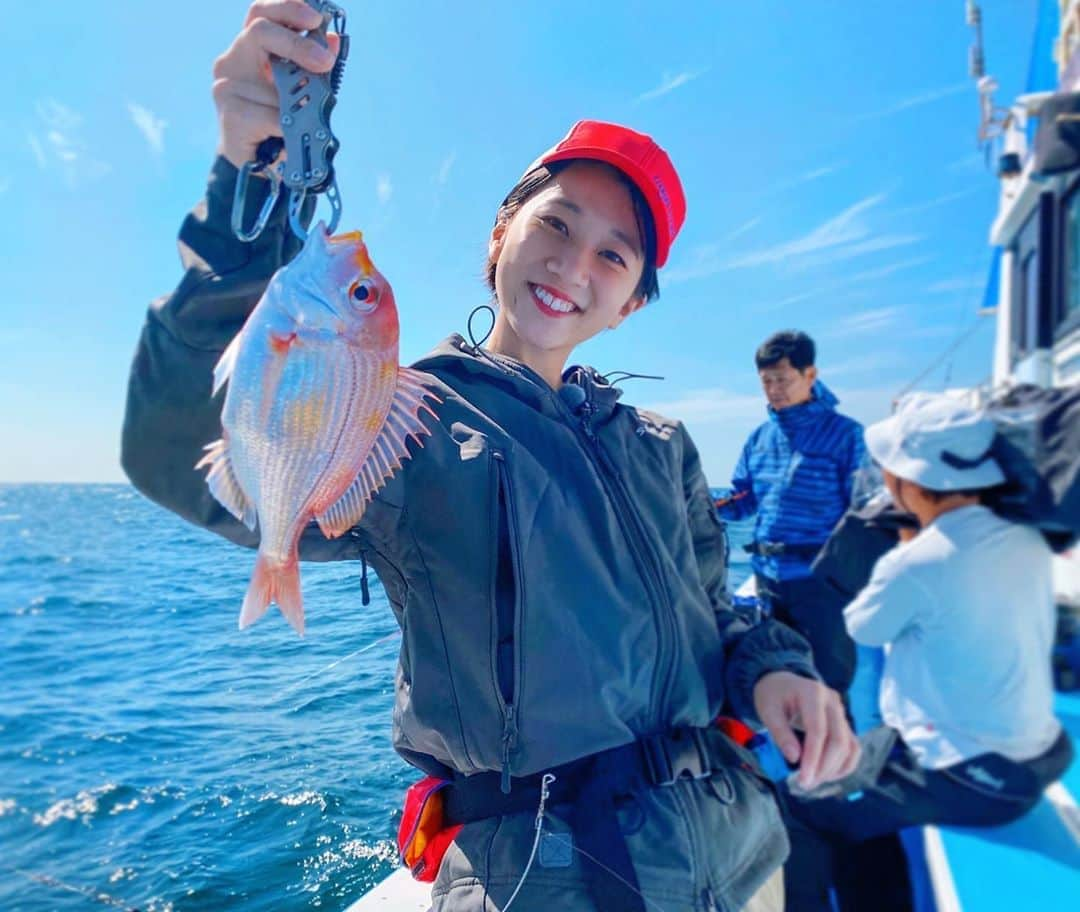 太田唯さんのインスタグラム写真 - (太田唯Instagram)「ゲストで釣れたキダイ！🐠﻿ 甘鯛釣りに行ったのですがゲストが賑やかで﻿、本命が釣れない時間もずっと楽しかったです！﻿ おせち料理の常連さんGET〜😁✌️ ﻿ ﻿ #甘鯛釣り﻿#相模湾  #釣り #釣り女子 #釣り好き #アウトドア  #船釣り #海 #fishing #fishinglife」10月1日 22時54分 - yuiohta.official