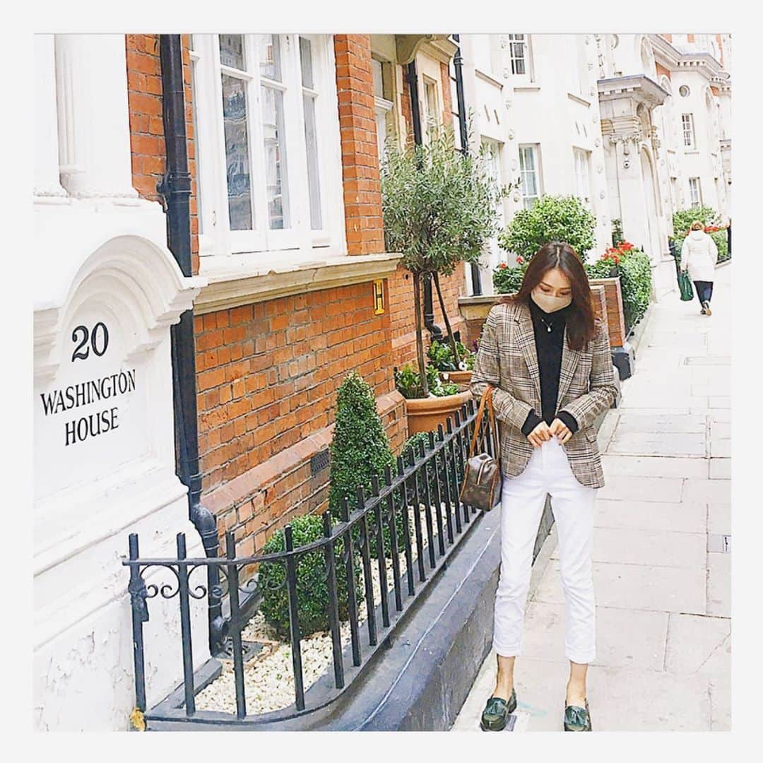 渡辺枝里子さんのインスタグラム写真 - (渡辺枝里子Instagram)「【London Photo🇬🇧】  Harrodsの帰り道。  秋になると毎年必ず来たくなるジャケット☺️  このジャケットとも長いお付き合い。かれこれ、10年くらい？？ しかも　@hm   ハイブランドでもお手頃ブランドでも良いと思ったら長く着るし好きなものは好き♡  先月はロンドンファッションウィークで、リアルショーとオンラインショーが同時に開催されていました。  せっかくロンドンにいるのでもっとファッションも楽しみたい☺️  今日のマスクはベージュ😷♩ * * * * * #london #londonfashion #londondiaries #londonlife  #hm #louisvuitton #russellandbromley #uniqlo  #ロンドン　#ロンドン日記　#ロンドンライフ #ロンドンファッション #ファッション　#エイチアンドエム #ユニクロ　#ルイヴィトン　　#渡辺枝里子」10月1日 22時54分 - eriko_watanabe_21