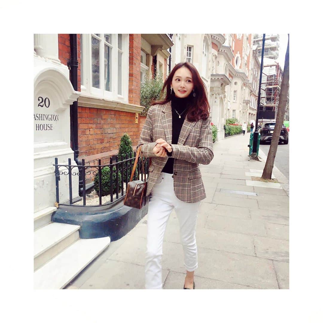 のインスタグラム：「【London Photo🇬🇧】  Harrodsの帰り道。  秋になると毎年必ず来たくなるジャケット☺️  このジャケットとも長いお付き合い。かれこれ、10年くらい？？ しかも　@hm   ハイブランドでもお手頃ブランドでも良いと思ったら長く着るし好きなものは好き♡  先月はロンドンファッションウィークで、リアルショーとオンラインショーが同時に開催されていました。  せっかくロンドンにいるのでもっとファッションも楽しみたい☺️  今日のマスクはベージュ😷♩ * * * * * #london #londonfashion #londondiaries #londonlife  #hm #louisvuitton #russellandbromley #uniqlo  #ロンドン　#ロンドン日記　#ロンドンライフ #ロンドンファッション #ファッション　#エイチアンドエム #ユニクロ　#ルイヴィトン　　#渡辺枝里子」