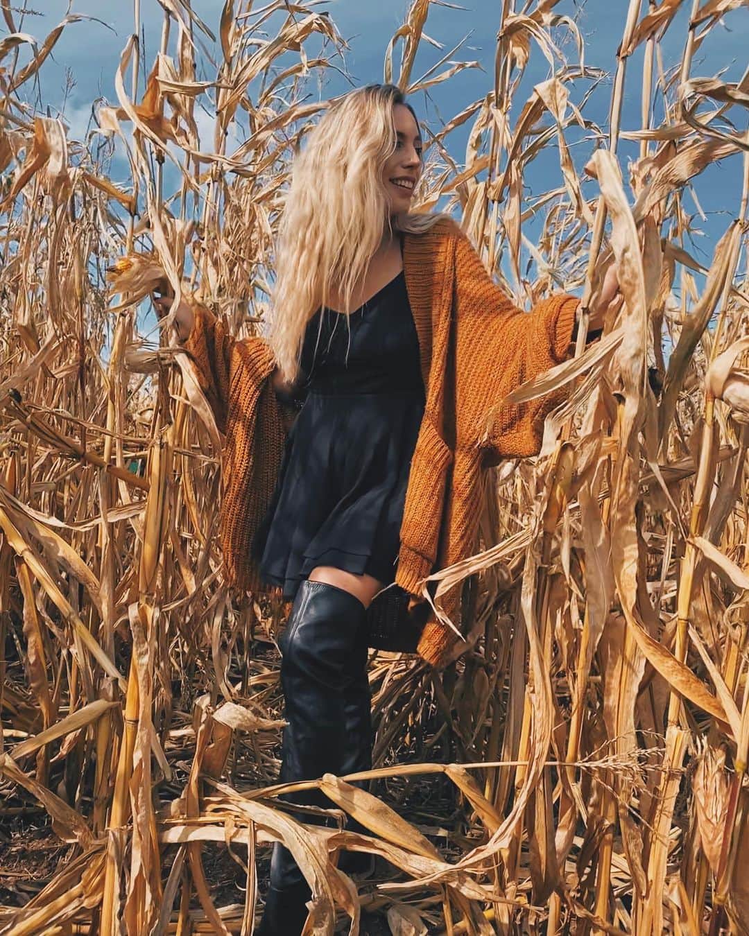 Kalyn Nicholsonのインスタグラム：「HAPPY OCTOBER 🍂  get your pumpkins, your cardigans and your  witches’ brews ready 🌝 t-3 hours until the #youtober festivities begin」