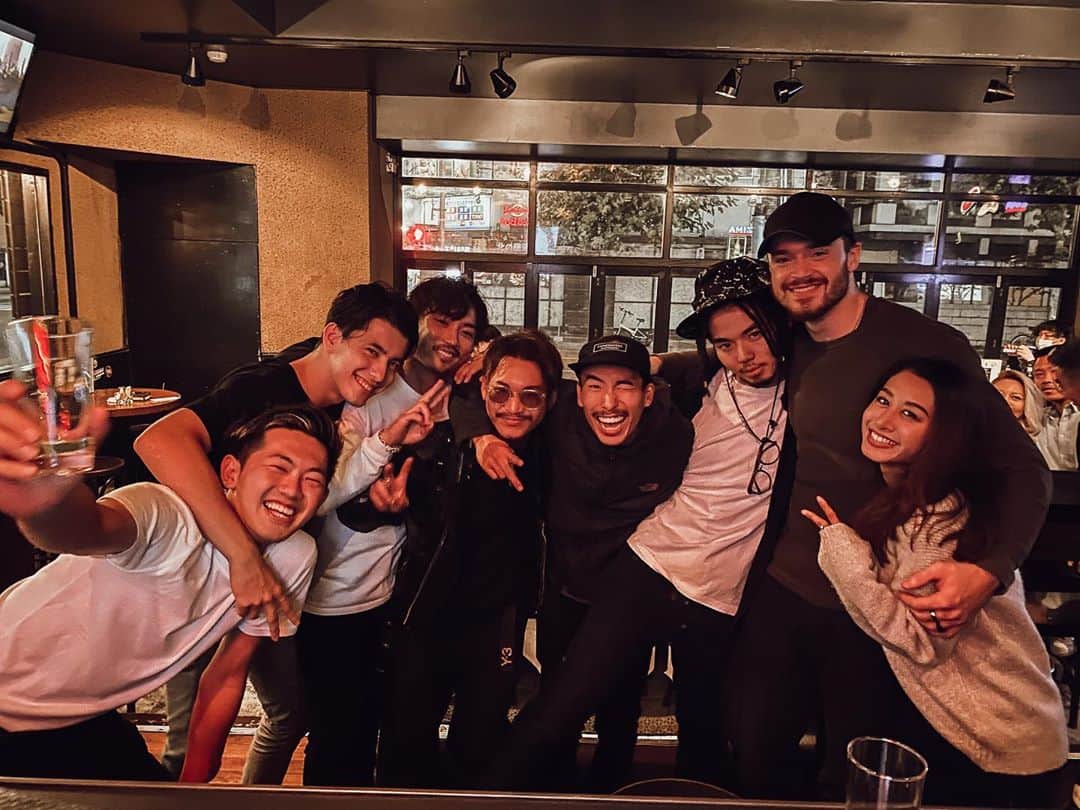のインスタグラム：「そして、もう一つ報告があります。 来週の月曜日(１０月５日)に東京に引っ越します。 24年間北広島/札幌以外で暮らしたことないこのただの道産子が、初めて飛行機のチケット、片道分のみを買いました。 だけど、札幌好きすぎて100%の移住ではなく、スーツケース分の荷物で数ヶ月東京にとりあえず飛び込んでくるわ！のノリです。その後は、、、人生なにあるかわからん！それが人生という冒険の醍醐味だ。(いつの間にか札幌に戻って来てたら察してください。。。笑) 東京／関東のみなさん、これからよろしくお願いします。今までに見たことのない新種の外国人、、、上京しますよ😉  俺をここまで育ててくれた周りの人、一人一人に感謝。 特にこの写真に写ってるyou guys。ありがと。10年後な。  さ、 ビッグマラチ。 さらにビッグになってくるぜ。  Cheers guys🤙 . . #sapporo #札幌 #mycity #loveyouguys #いってきます #道産子 #バチェラー #バチェロレッテ #エバンズマラカイ #怒りのビッグベイビー #ビッグマラチ #staypositivemyfrinds」