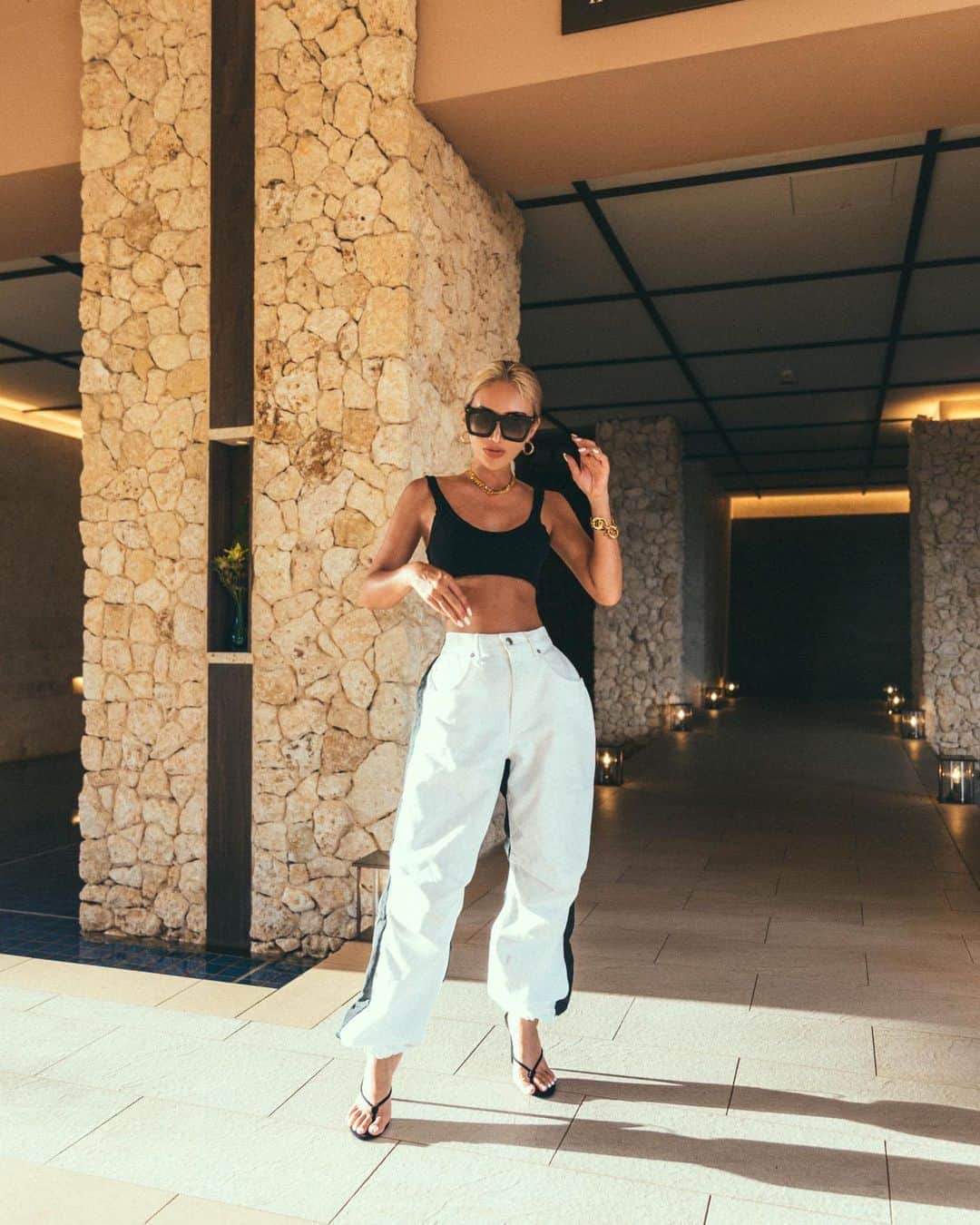 MARISのインスタグラム：「My fav bottoms @alexanderwangny 🖤 Love @alexwangny ‘s design 🖤 ワンのデザインがだーいすきー！ 普段はスニーカーで合わせてるけどたまにはピンヒールでかっこつけた時✌️このパンツウエストのサイドが絞れるようになってるの♡ 前にダボっとしてて形がとにかくお気に入り🖤 沖縄の写真まだまだあるけどそろそろ秋服もupしていくねー🤍 #alexanderwangny  #fashion #outfit #cordinate」