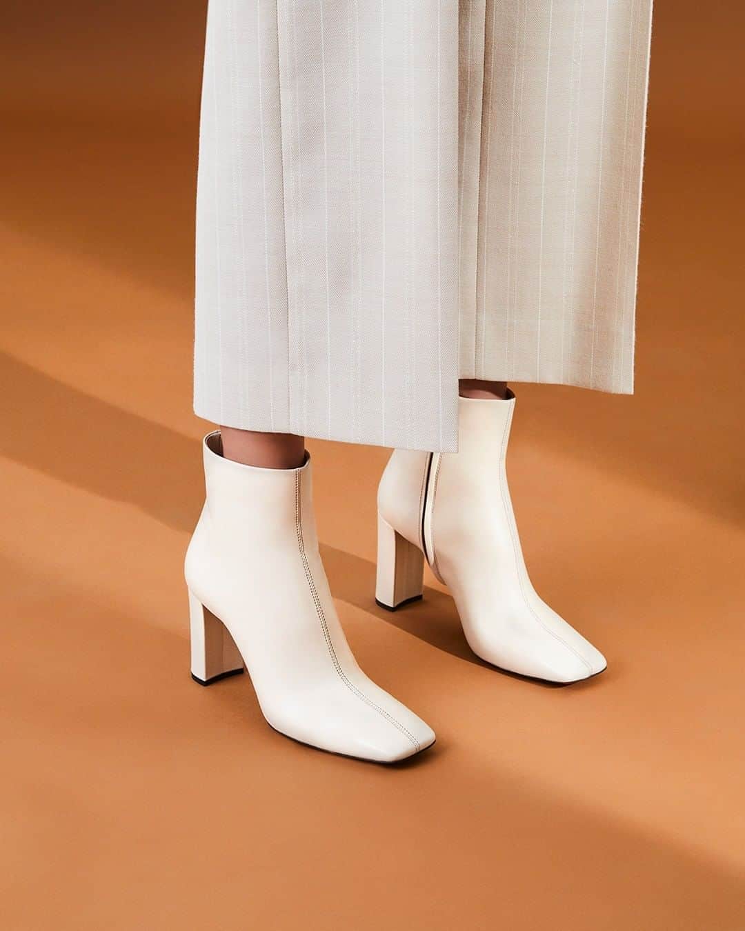 サントーニのインスタグラム：「Introducing your favourite new boots for fall winter in the cool, understated shade of burro.  #Santoni #SantoniFW20 #MadeinSantoni」