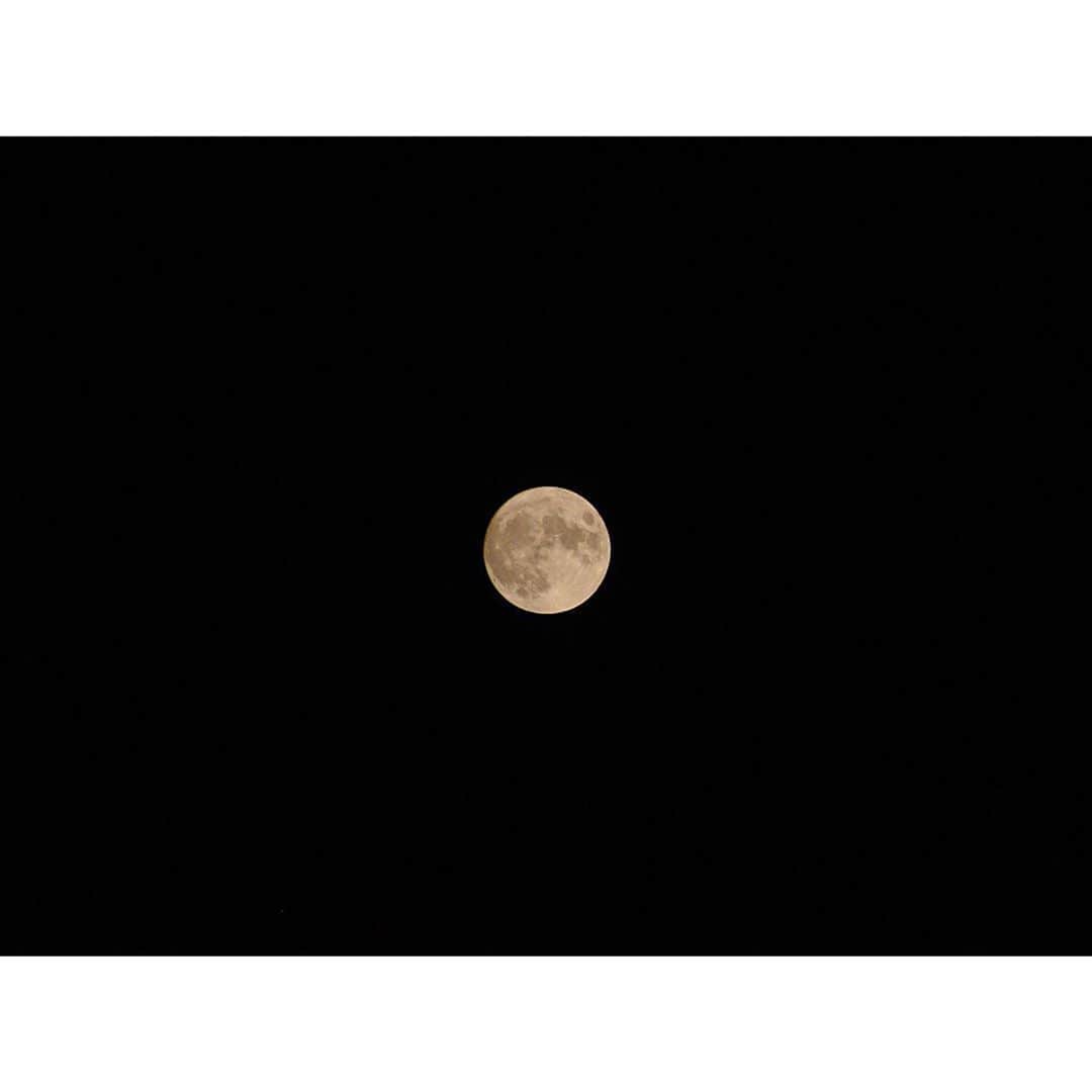 のインスタグラム：「🌘🌗🌖🌕🌔🌓🌒  . 「月が綺麗ですね」 . あまりにも月が綺麗で . あまりにも空が澄んでいて . 帰ってきて . 一眼持って . 飛び出した . 家の目の前。← . #中秋の名月 #月 #名月 #満月 #夜 #夜空 #空」