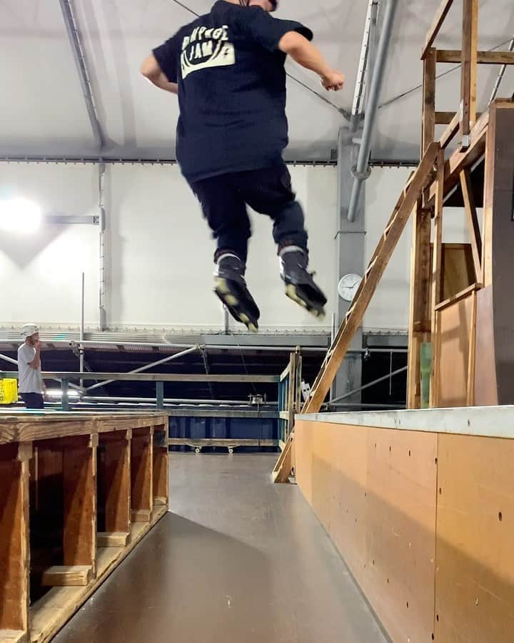 安床武士のインスタグラム：「🌪 🎥 @thirikoa . @usdskates  @goodskates_inc  @canamonroad_japan  @lzbn_official  @papasu1048  #usdskates #usdaeon #rollerblading #inlineskate #takeshiyasutoko #インラインスケート #ローラーブレード #安床武士」