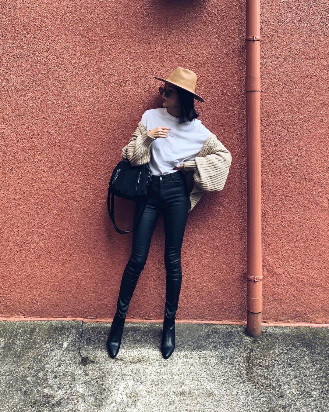 ALISA MATSUMURAさんのインスタグラム写真 - (ALISA MATSUMURAInstagram)「Style:) keep it simple…😎 . BEG×BEG×BLK🤎🖤🤍 leather skinny本日販売🤘🏾 . 朝と夜が寒くなってきたから ニットカーデがあると便利🍂👌 . 先日まつげのメンテナンスで @salon.by.me_eyelash へ👀✨ 今回も満足👍 　@___tommychan___ 🎀にいつも 相談してるけど1番わたしの まつげわかってるからトミーちゃんに お任せ🙏❤️ いつも癒しをありがとう😌 . お疲れさまでしたー☕️♫ . #RULAHコーデ#RULAH_official#レザーパンツ#Sもうすぐ完売#ハット#ニット#ニットカーディガン#秋コーデ#カジュアル#ブーツコーデ#シンプル#まつげ#マツエク#ピンクの壁#💕#す」10月1日 23時03分 - alisa_raw