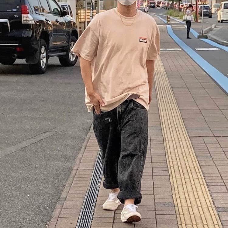 のインスタグラム：「再投稿🙏 私の本当の衣替えは世間の衣替えの大体１ヶ月後にやってくるでしょう  #メンズファッション #オンリーニューヨーク #リーバイス #levis #シルバータブ #バギーデニム #ブラックデニム #vans」