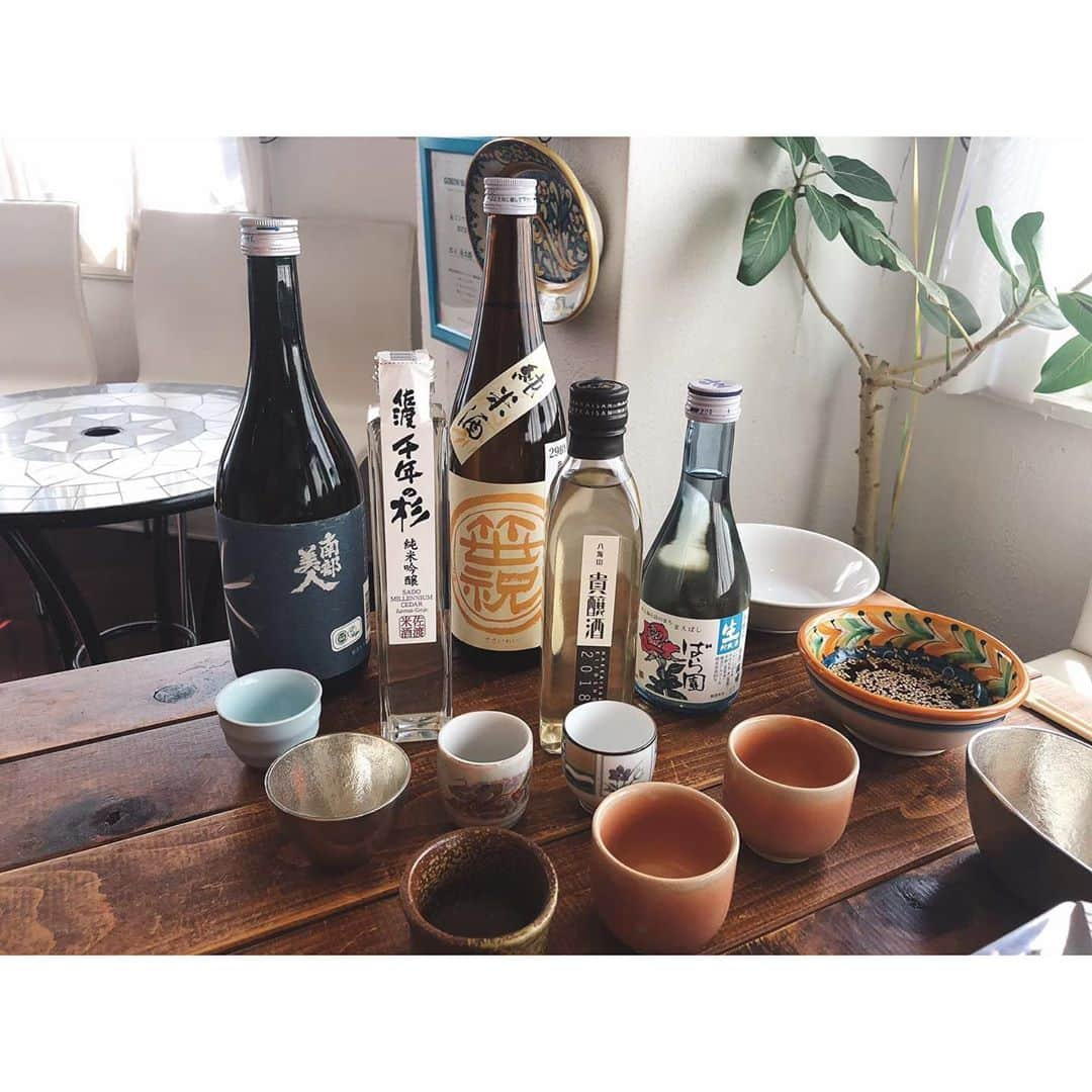 安蒜幸紀さんのインスタグラム写真 - (安蒜幸紀Instagram)「. . 🍶10月1日は日本酒の日 . 中秋の名月を見ながら おうちのベランダで一杯🎑 . 本当なら去年のように みんなで集まって乾杯したいけど 今年は我慢ですね！ ぶりしゃぶと日本酒最高だったなぁ～🐟🍶 @sake.cheers  . いつも美味しい日本酒を教えてくれる 唎酒師の資格を持つ田中絵音さん💁‍♀️ @enon0820  . 10月6日のラジオにゲストとして 出演して頂き日本酒について たっぷりお話伺います😊✨ . 久しぶりに着物を着ようかなと💬 浴衣でお仕事は何回かあるけど 着物でお仕事は初めてかな？ 楽しみだな～👘 . #日本酒の日#日本酒で乾杯2020#乾杯#日本酒#日本酒女子#ポン女#ポン酒#日本酒好き#日本酒好きな人と繋がりたい#日本酒チアーズ#ぶりしゃぶ#鰤#和食#酒#御猪口#徳利#中秋の名月#唎酒師#着物#女子会#ラジオ#ゲスト#アナウンサー#フリーアナウンサー」10月1日 23時05分 - ambirusaki