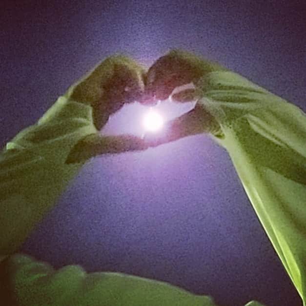 大和未知さんのインスタグラム写真 - (大和未知Instagram)「満月をつかまえた🌕  そして、五線譜に入れた♪  ─────── ♪  オンガク生活＆オンガク仕事.  続けさせてくれてありがとう.  #満月の夜  #解放のワーク」10月1日 23時05分 - michi.minnashiawase
