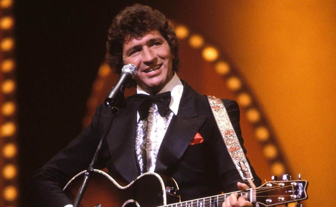 ビリー・レイ・サイラスのインスタグラム：「I didn’t get the chance to meet Mac Davis, but I wish I had. My manager @davedowney told me a story about when he was a kid and he would sell lemonade at a nearby golf course at a very exclusive country club by my home in LA. Mac Davis would come by all the time, and every time he’d see the kids he’d yell "they’re here!" and massively overpay for his lemonade. He was always so kind and sweet to them and everything you’d want someone to be. He was the one they remembered the most! That’s the kind of person we should all aspire to be.」
