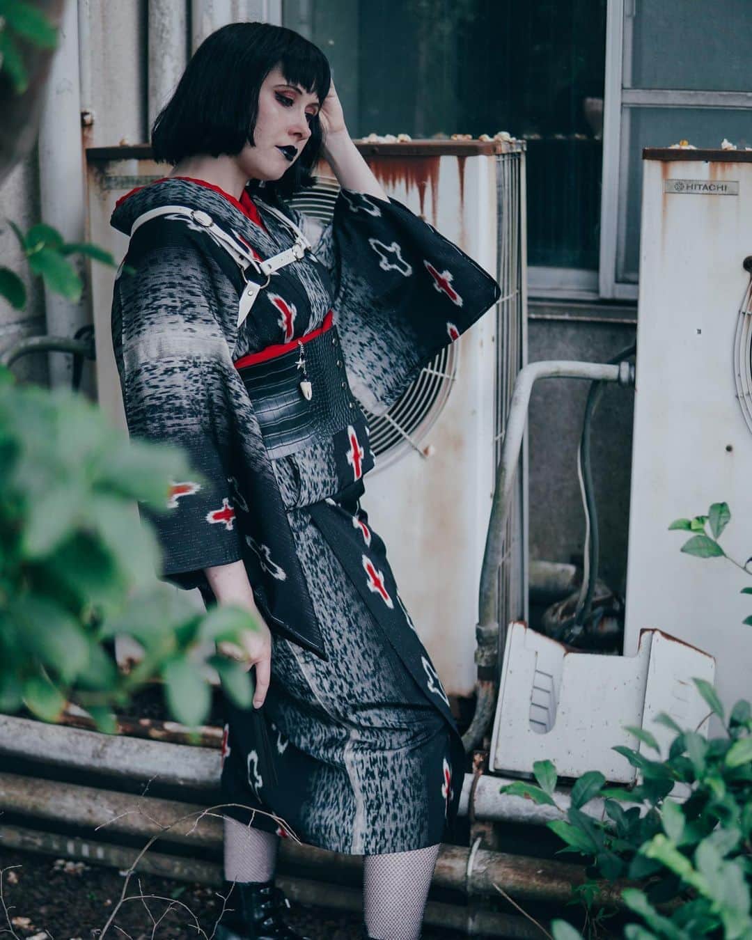 Anji SALZさんのインスタグラム写真 - (Anji SALZInstagram)「You guys are on fire 🔥 My goth inspired kimono dressing video got such a huge traction it blew my mind! Thank you so much for the love!! Here a few more details on the choppy 90s inspired look. The belt is from last years sale @dollskill (before a lot of shit went down) and the boots are @yosuke_usa - glitter mesh tights by @stevemadden 👌🏻 Other items are vintage and the tooth 🦷 charm my own making 😆  ゴス着物の着付け動画にすごい反応があってビックリした。😮🙈💫 このコーデのディテールは上記に書いてあります。」10月1日 23時08分 - salztokyo