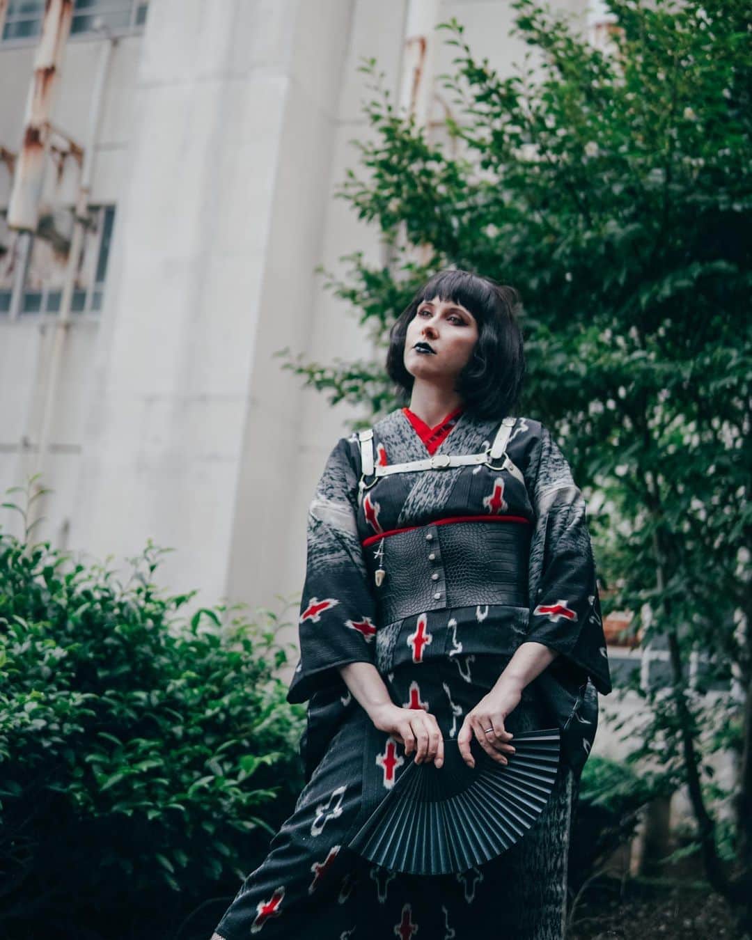 Anji SALZさんのインスタグラム写真 - (Anji SALZInstagram)「You guys are on fire 🔥 My goth inspired kimono dressing video got such a huge traction it blew my mind! Thank you so much for the love!! Here a few more details on the choppy 90s inspired look. The belt is from last years sale @dollskill (before a lot of shit went down) and the boots are @yosuke_usa - glitter mesh tights by @stevemadden 👌🏻 Other items are vintage and the tooth 🦷 charm my own making 😆  ゴス着物の着付け動画にすごい反応があってビックリした。😮🙈💫 このコーデのディテールは上記に書いてあります。」10月1日 23時08分 - salztokyo
