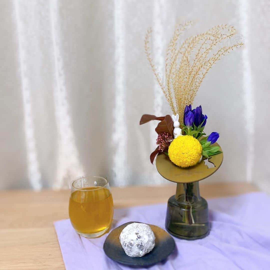 Sayakaのインスタグラム：「* Hello,October🍁🍇🌾🍠🎃👻  今日は中秋の名月🎑 お月見アレンジのブーケのマムが 満月みたいで可愛い🌝🐇💓 . .  #flower #flowers #flowerarrangement  #flowerlovers #floweroftheday #sayakasflower  #花 #フラワーアレンジメント #十五夜 #中秋の名月 #花のある暮らし #花のある生活」