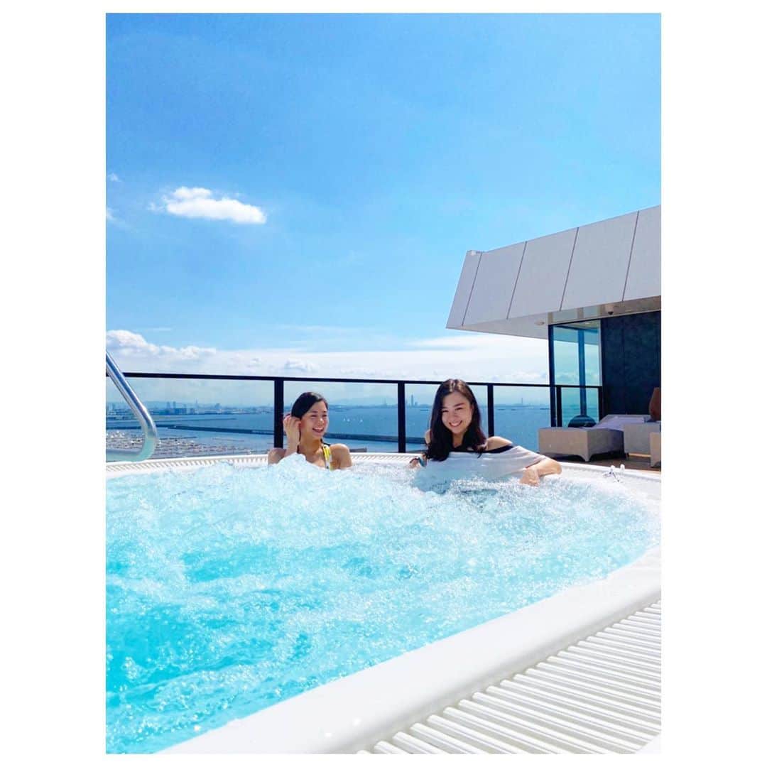 のインスタグラム：「𝕛𝕒𝕔𝕦𝕫𝕫𝕚❤︎❤︎❤︎ . . . 水着を着て入ったのはプールではなく…ジャグジーです☺︎︎☺︎︎ 泳げばダイエットになるのにね…( ˘ ³˘)♥︎ photo by @mahiroerika  #芦屋ベイコート倶楽部  #プールではない　#ジャグジー風呂 笑 #芦屋　#家族旅行 #撮影は姉  #スッピン許して ね❤︎」