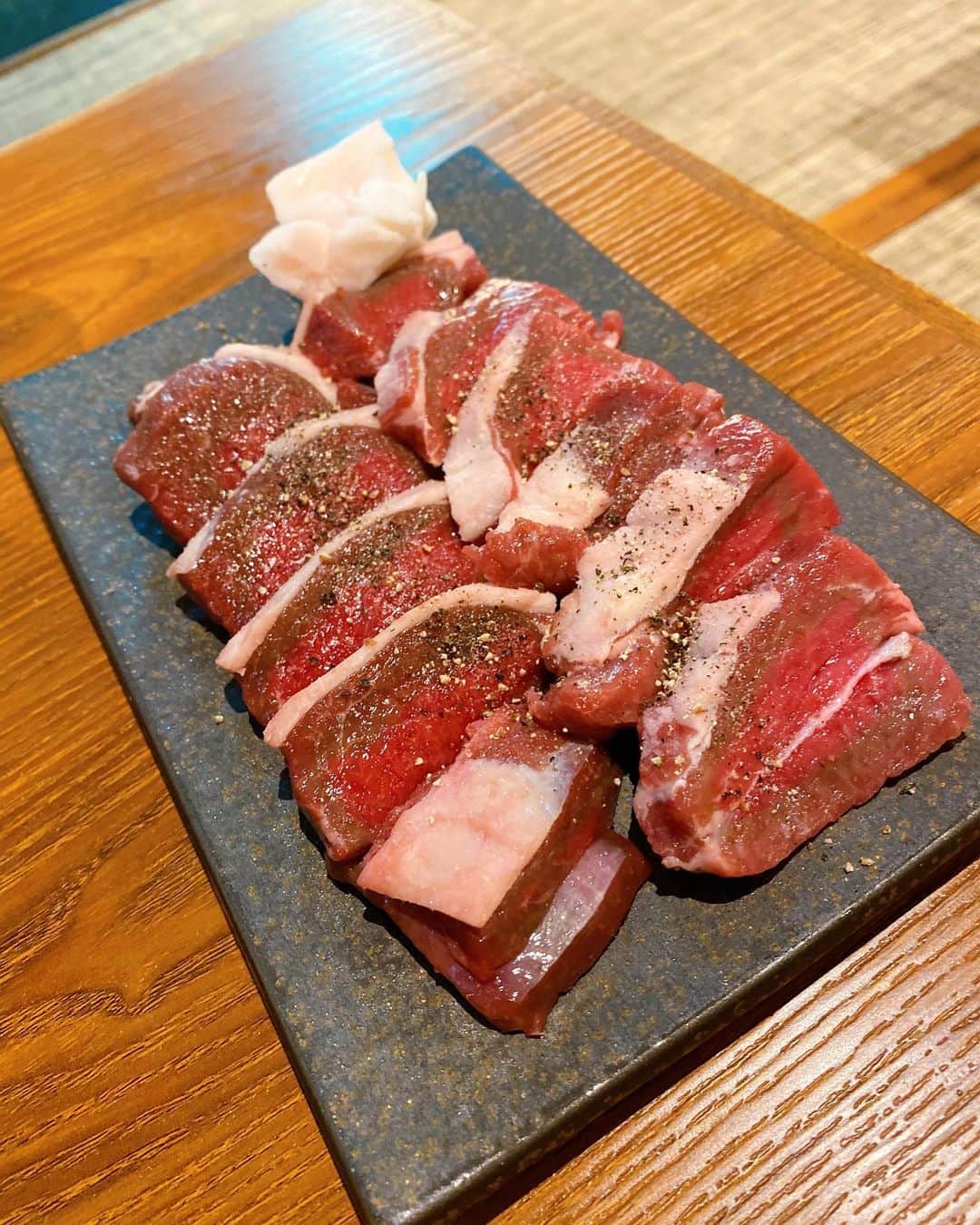 さわいえりさんのインスタグラム写真 - (さわいえりInstagram)「ジン・ジン・ジンギスカ〜ン♩ 久しぶりにジンギスカンを食べて来たよ🐏💕  新宿にある、 ジンギスカン羊一(@youichi.shinjuku)  ラム肉の脂肪は体に吸収されにくく、 ビタミンBや鉄分も豊富なので ダイエット中や美容にも効果的なお肉なの🥰  脂肪燃焼を促すカルニチンが、 食肉の中で最も豊富に含まれているから、 女性におすすめ過ぎるジンギスカン🥺❤️  羊一のジンギスカンコースを食べたんだけど、 特選肩ロースや、ラムランプなどどれもボリューミーで 柔らかくて美味しい！  私が驚いたのは、ラムタン❣️ はじめて食べたんだけど、想像以上に柔らかくて 味もまろやかで美味し過ぎた✨また食べたい！！  お野菜もたくさんあって、パクチーと一緒に食べるお肉も珍しかったし、山葵の香るおつまみ枝豆も止まらなくていくらでも食べれたよ（笑）  締めのデザートまで全て完食ッ😋  食べながらダイエットや美容にも良いなんて、 絶対食べるしかないでしょう♬ また行こうっと(^^) ・ ・ ・ ・ ・ ・ ・ ・ ・ ・ #pr #羊一 #ジンギスカン #ジンギスカン羊一 #新宿グルメ #新宿ディナー #ジンギスカン羊一新宿 #新宿焼肉」10月1日 23時11分 - beauty_eri7