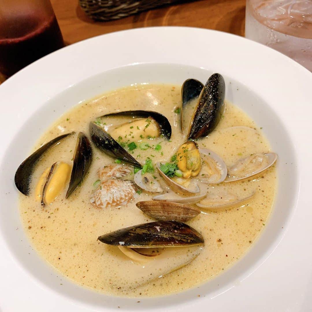 鶴見虹子のインスタグラム：「こないだ食べたムール貝の酒蒸し美味しかった💓 貝大好き。 あと、あさりの味噌汁も好き🥰  #貝好き #食べるの大好き #外食」