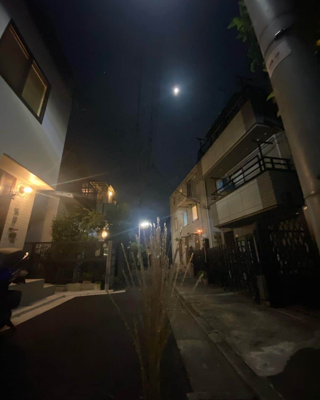 火口秀幸のインスタグラム：「#十五夜 #月　#綺麗 ですね 携帯のカメラでは　 ちっこ過ぎたので、 こちらの画像でも。 実物は、明るくて　#素敵 #吉本坂46 #RED #HideboH」