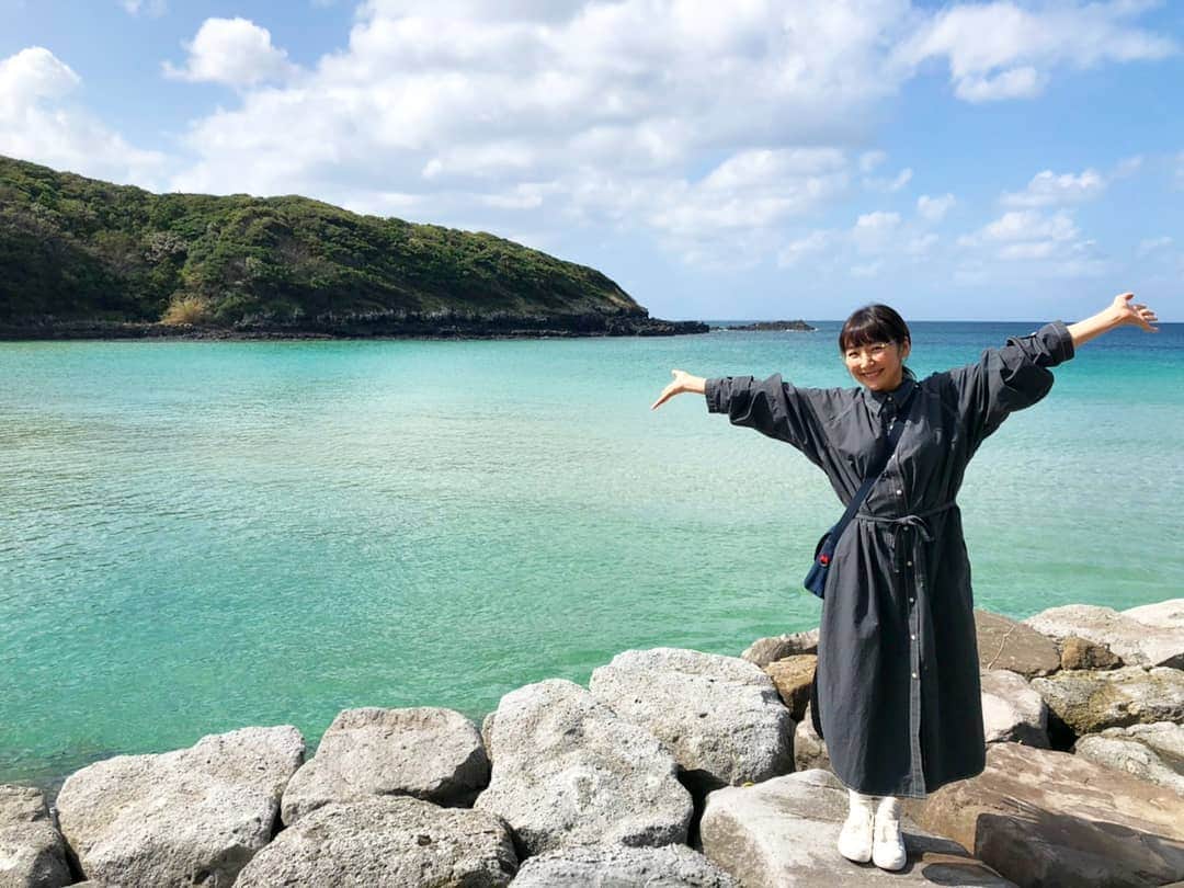 橋本真衣のインスタグラム：「. 海🙄❤️ . . #気持ちいいいい#入りたかった#泳ぐのはまた来年#無加工でこの青さ#マリオサンシャイン#やりすぎて#マリオが出てきそうな予感する#わかる人にはわかる#それぐらい綺麗な海」