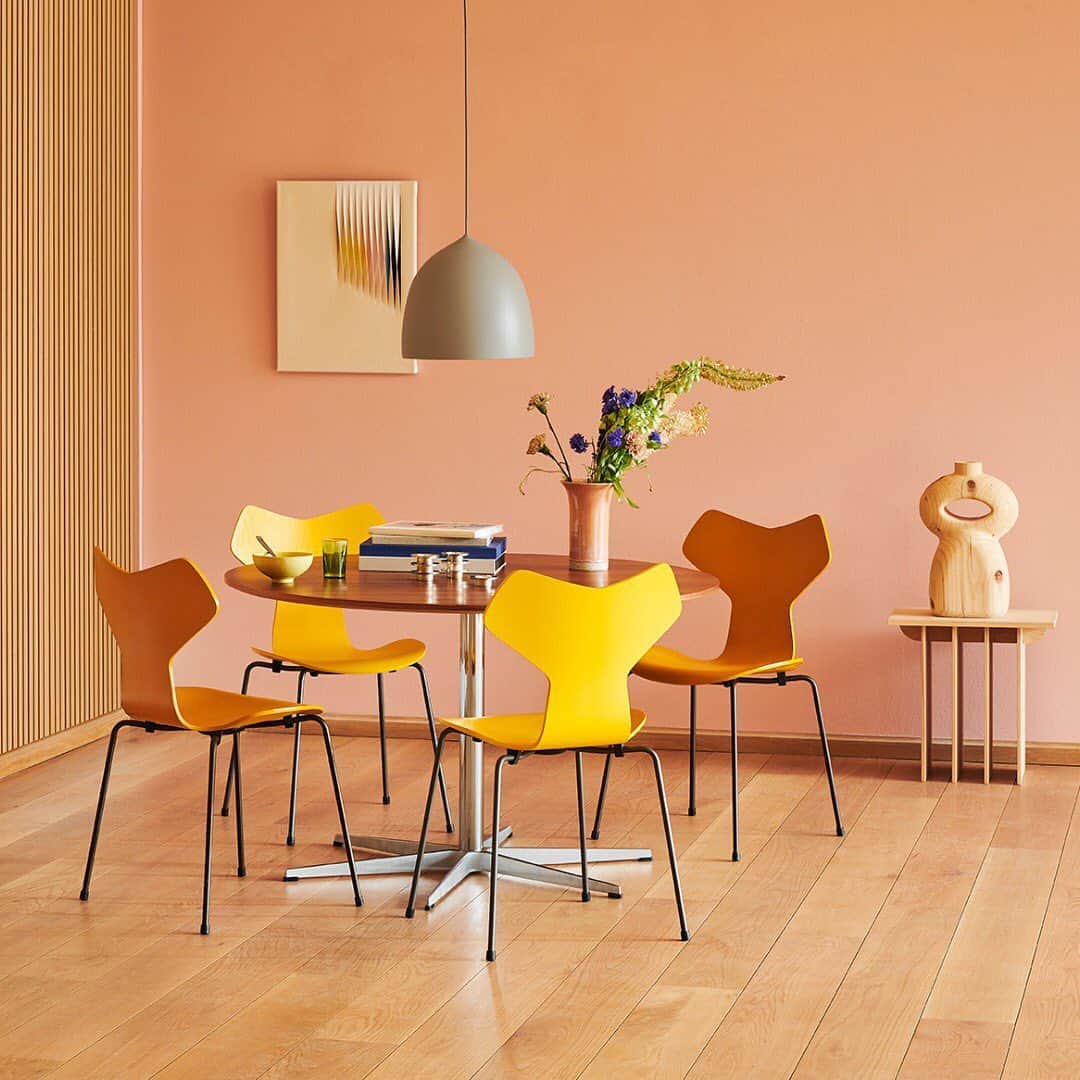 フリッツハンセンさんのインスタグラム写真 - (フリッツハンセンInstagram)「Grand Prix™ chairs designed by Arne Jacobsen in new yellow colours created by @carlasozzani and Fritz Hansen   Explore more via link in bio.  #fritzhansen #grandprix #arnejacobsen #chairs #diningroomfurniture #프리츠한센 #フリッツハンセン  #ダイニング家具」10月1日 23時22分 - fritzhansen
