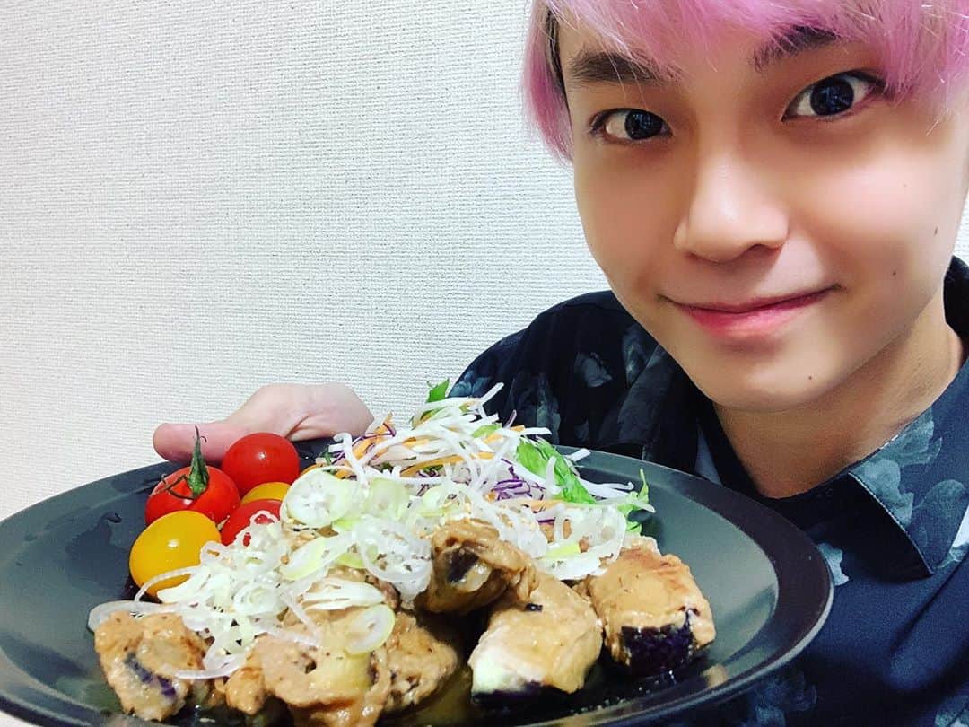 沢村玲/REIのインスタグラム：「夜中に飯テロ失礼します！🤗  いやー。料理配信したいね！  今日はメンバーもブログとかで書いてて好評だった"ナスの豚肉巻の味噌ダレ"です〜😋  9/23のオンラインライブのアーカイブ見れるから！みんなよろしくね！😉  #料理男子 #料理上手になりたい #沢村玲 #ワンエン #REI #ONOSPLIVE」